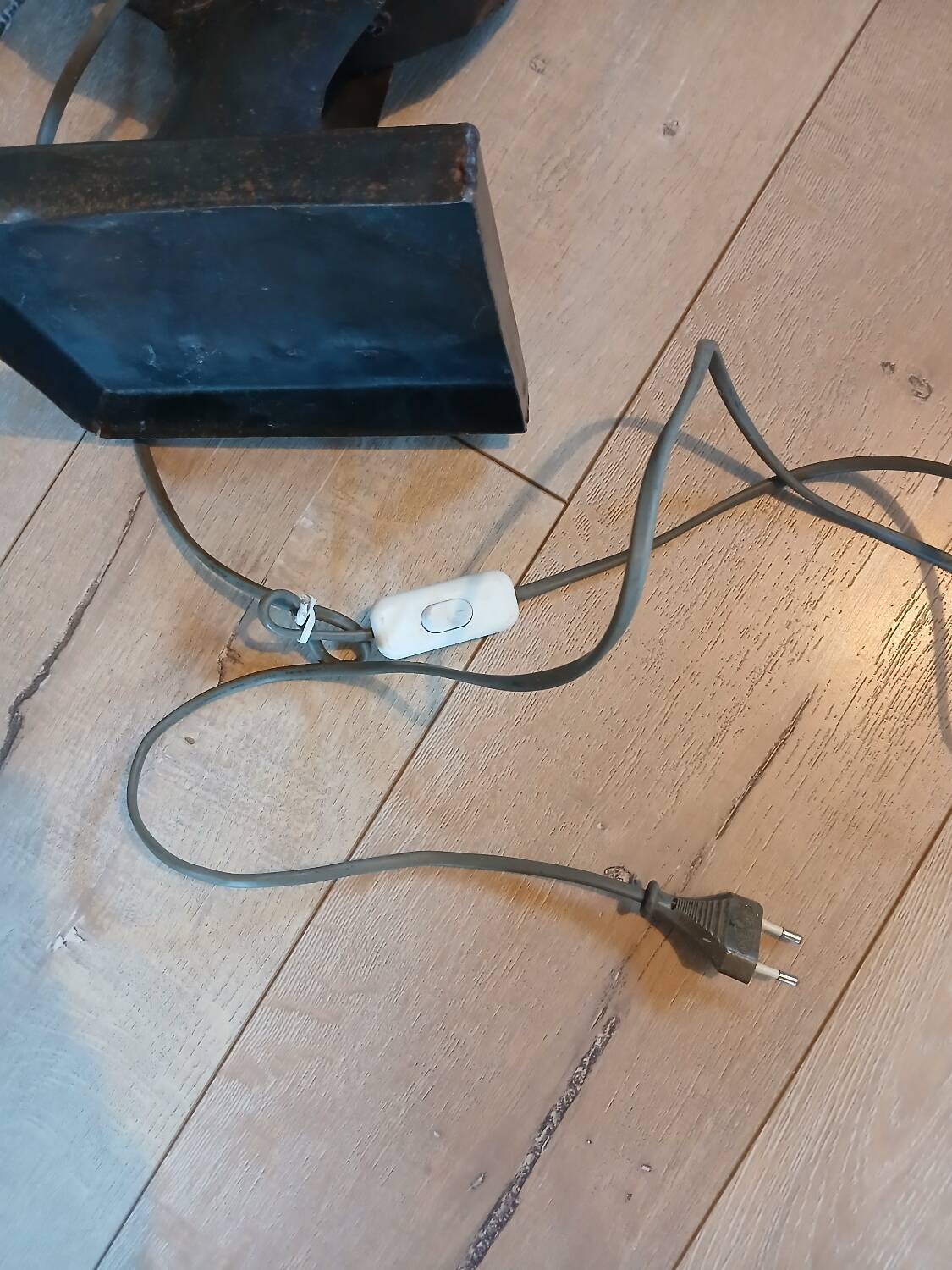 Wrought iron table lamp/rooster