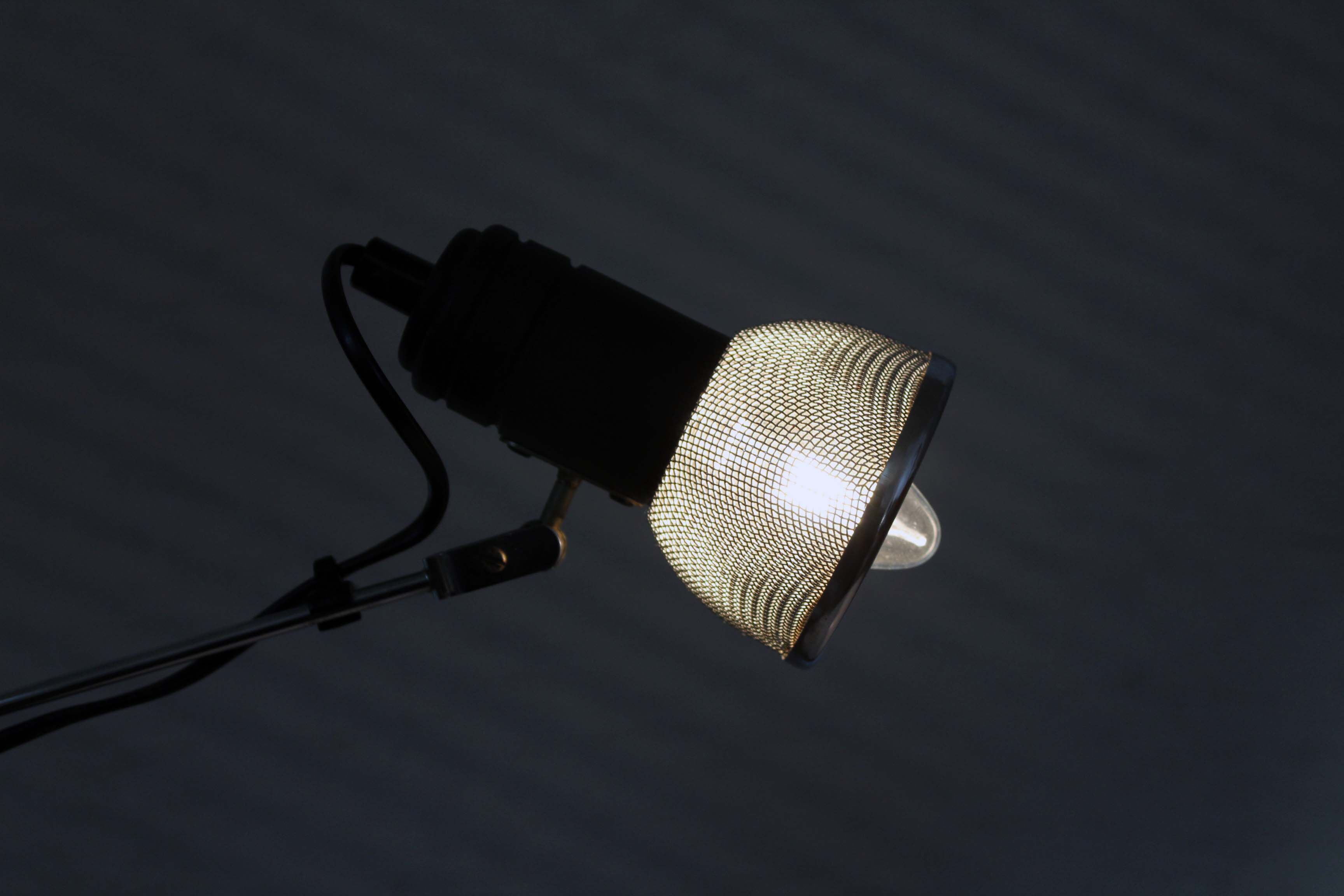 Articulated desk lamp