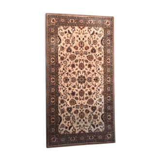 Tapis rectangulaire en laine à fond beige avec un décor floral brun