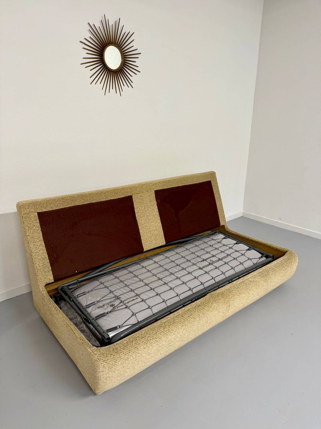 Ancien canapé 2 places convertible en velour design des années 70 vintage