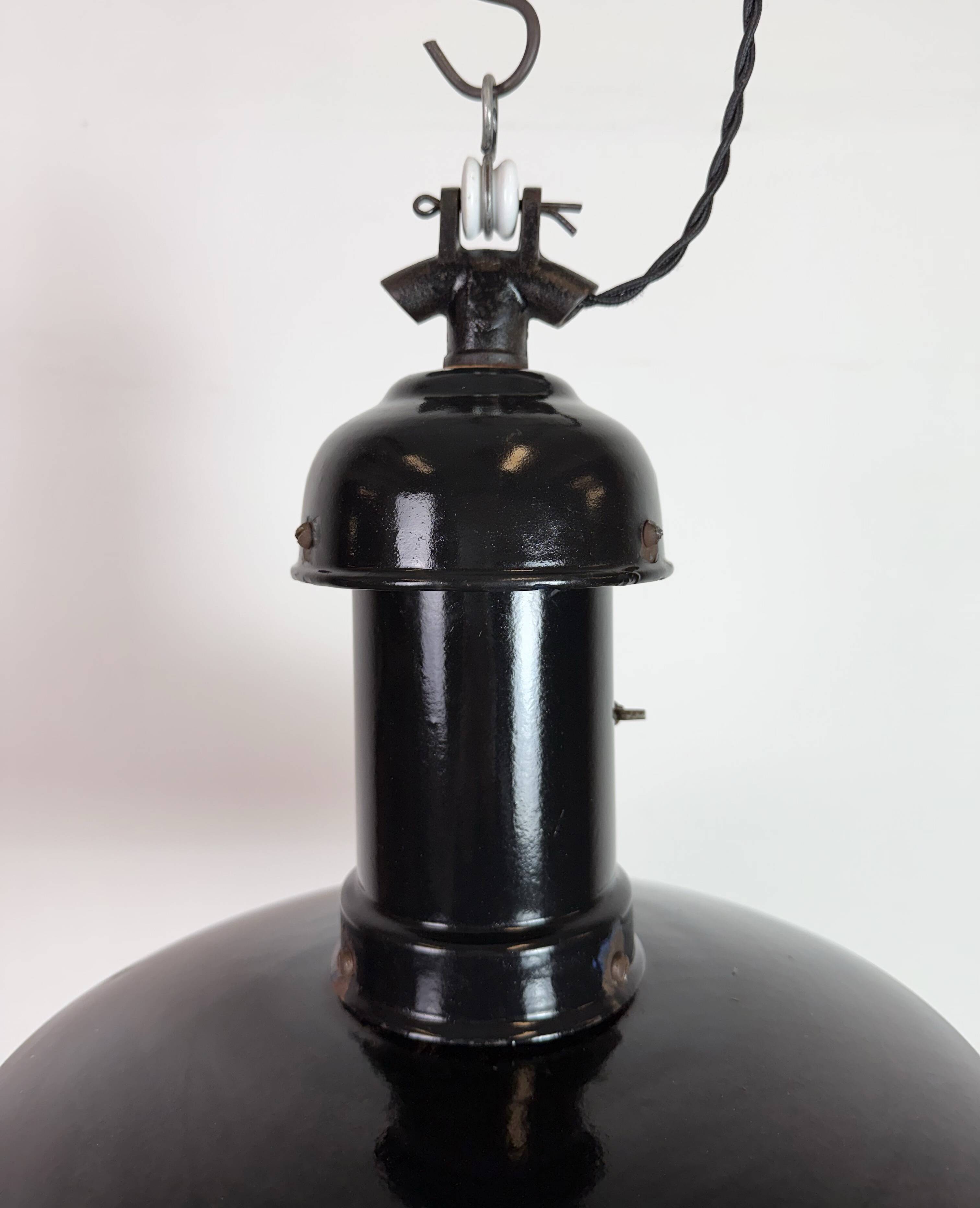 Lampe suspendue Bauhaus en émail noir industriel, années 1930