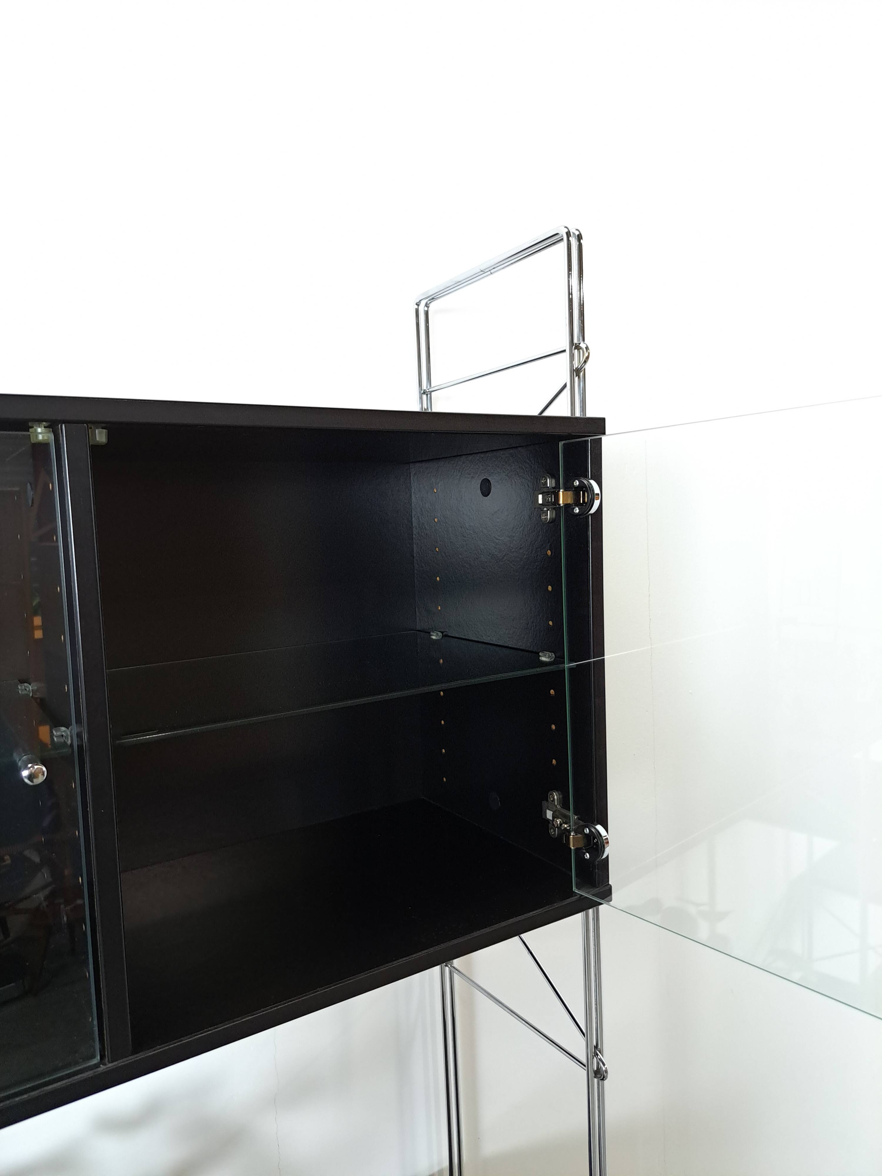 Deens design Denka modulaire kast met chromen houders en planken