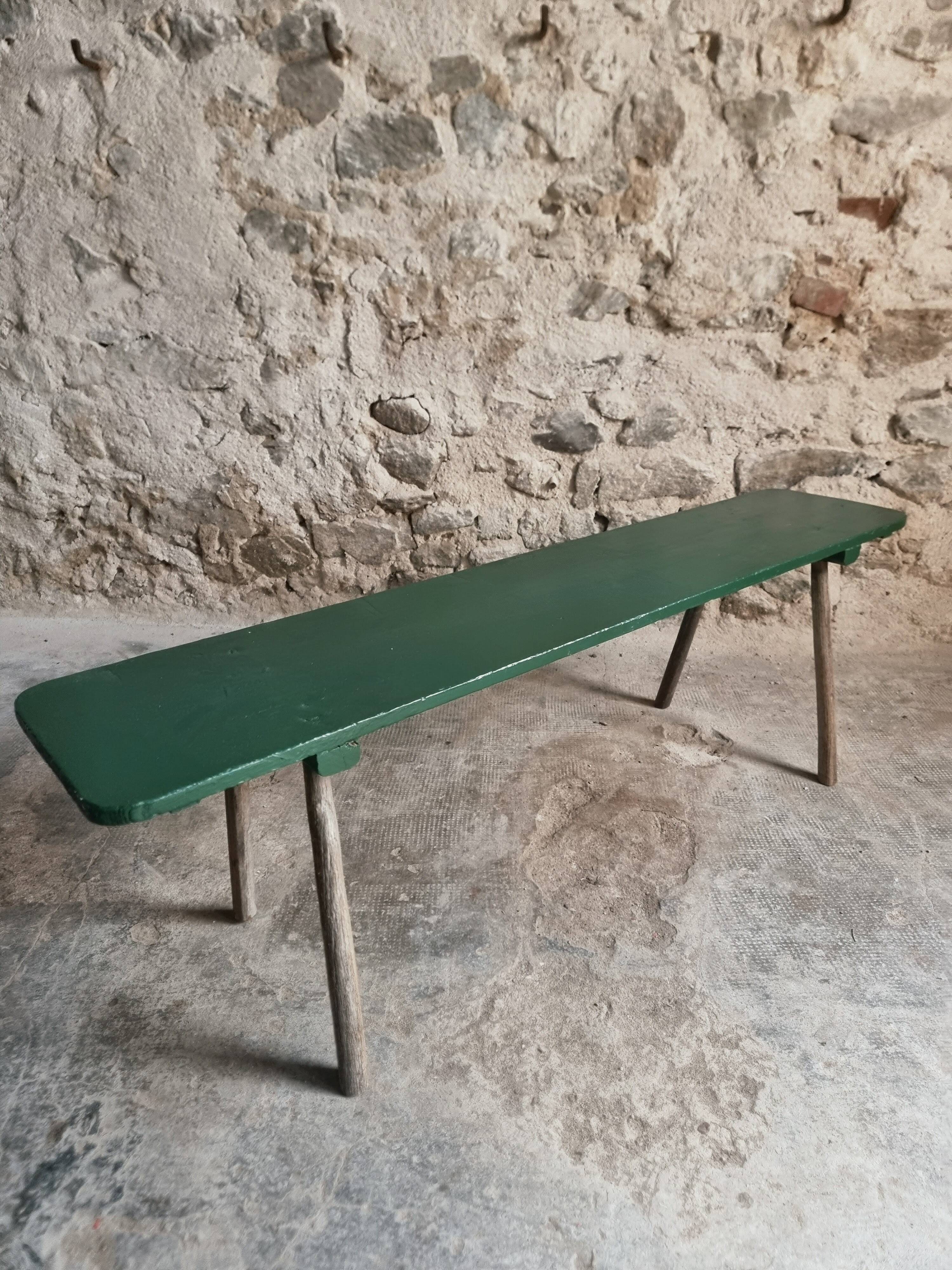 Banc ancien en pin avec pieds en châtaignier, finition peinte en vert, France vers 1900–1930