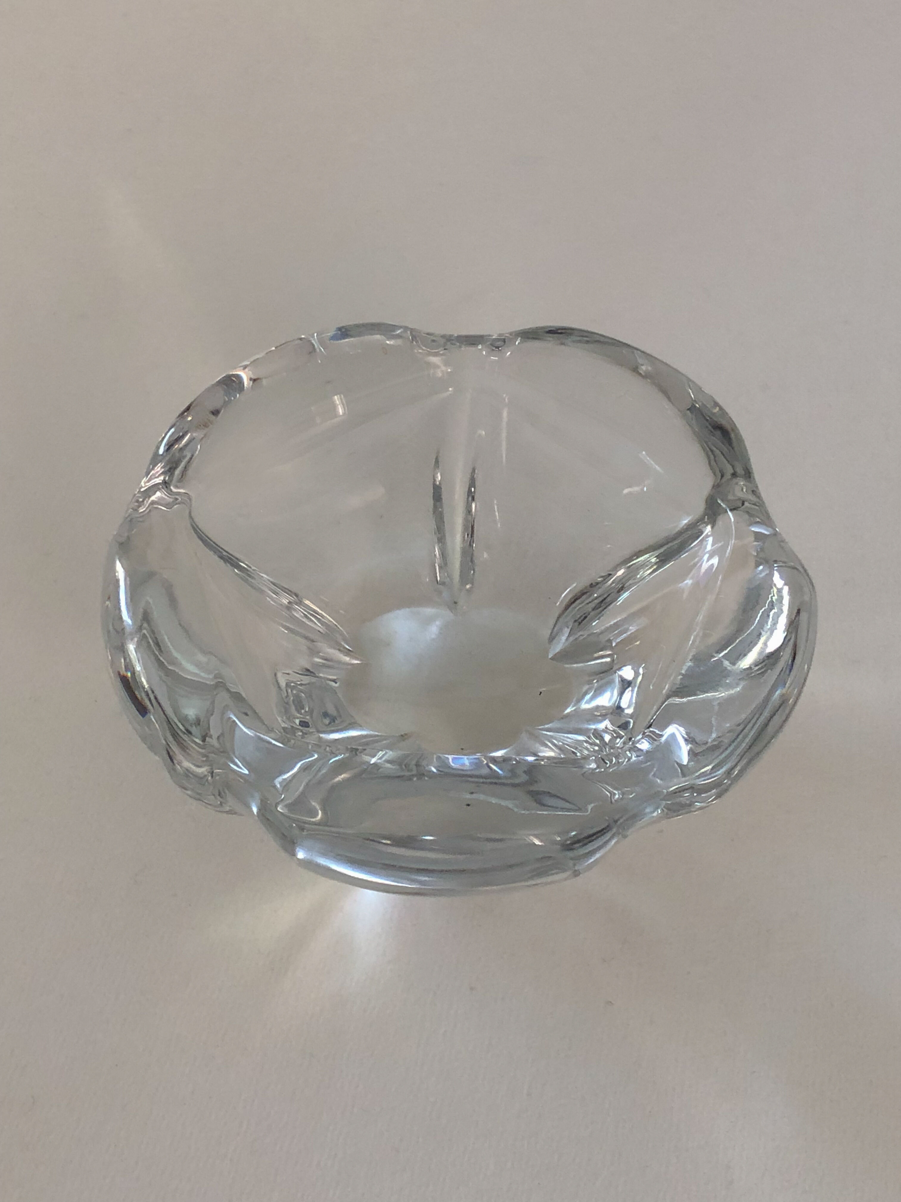Cendrier en cristal moulé DAUM  signé,  vendu avec salerons DAUM