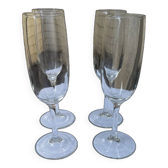 Lot de 4 flutes à champagne.