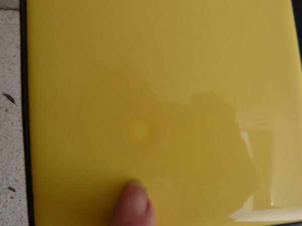 Porte-revues en métal noir et tablette carrelage jaune et noir