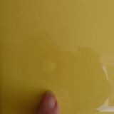 Porte-revues en métal noir et tablette carrelage jaune et noir