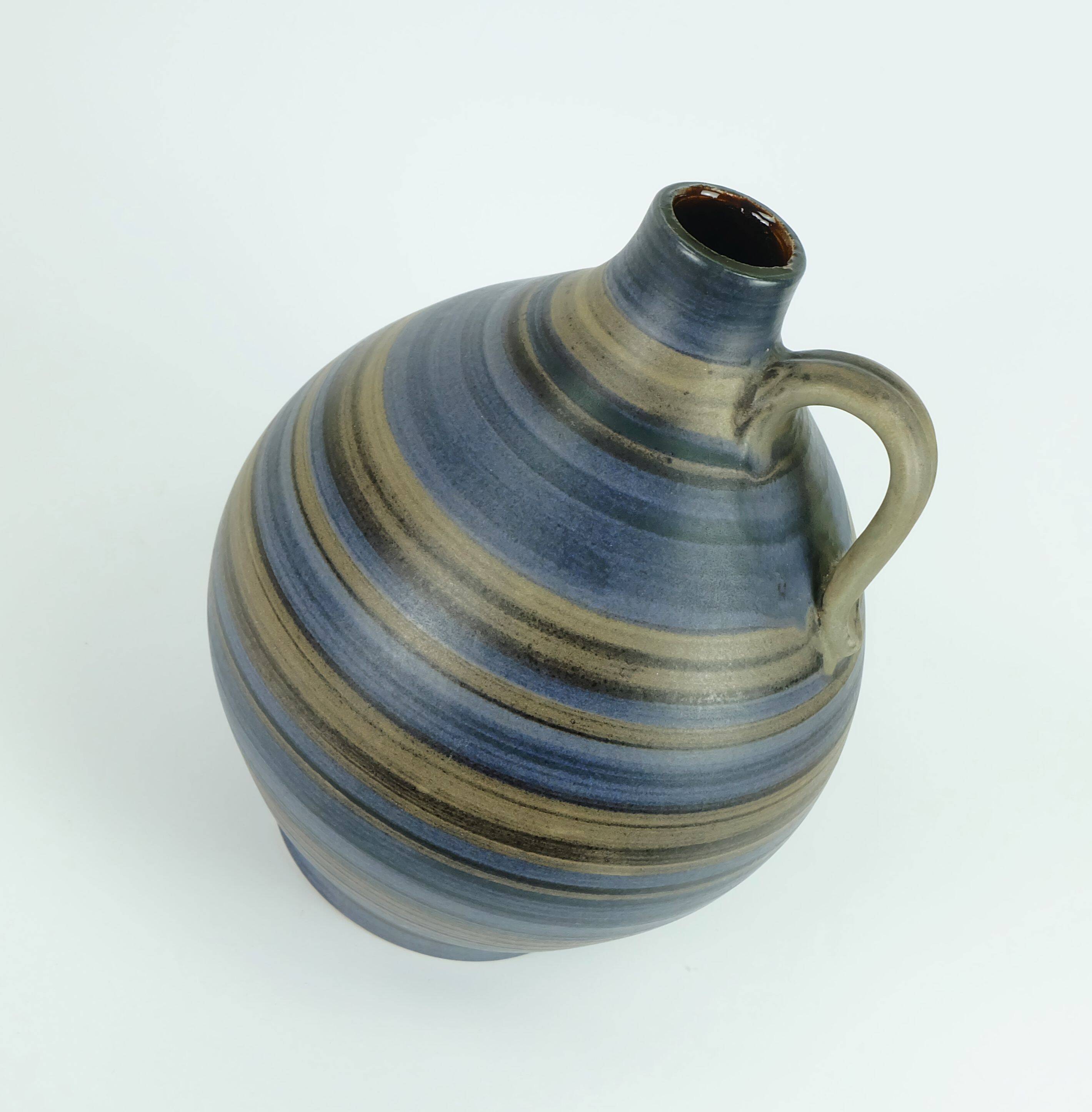 VASE en forme de cruche des années 1950 avec un motif rayé en bleu, marron et noir modèle 252/30