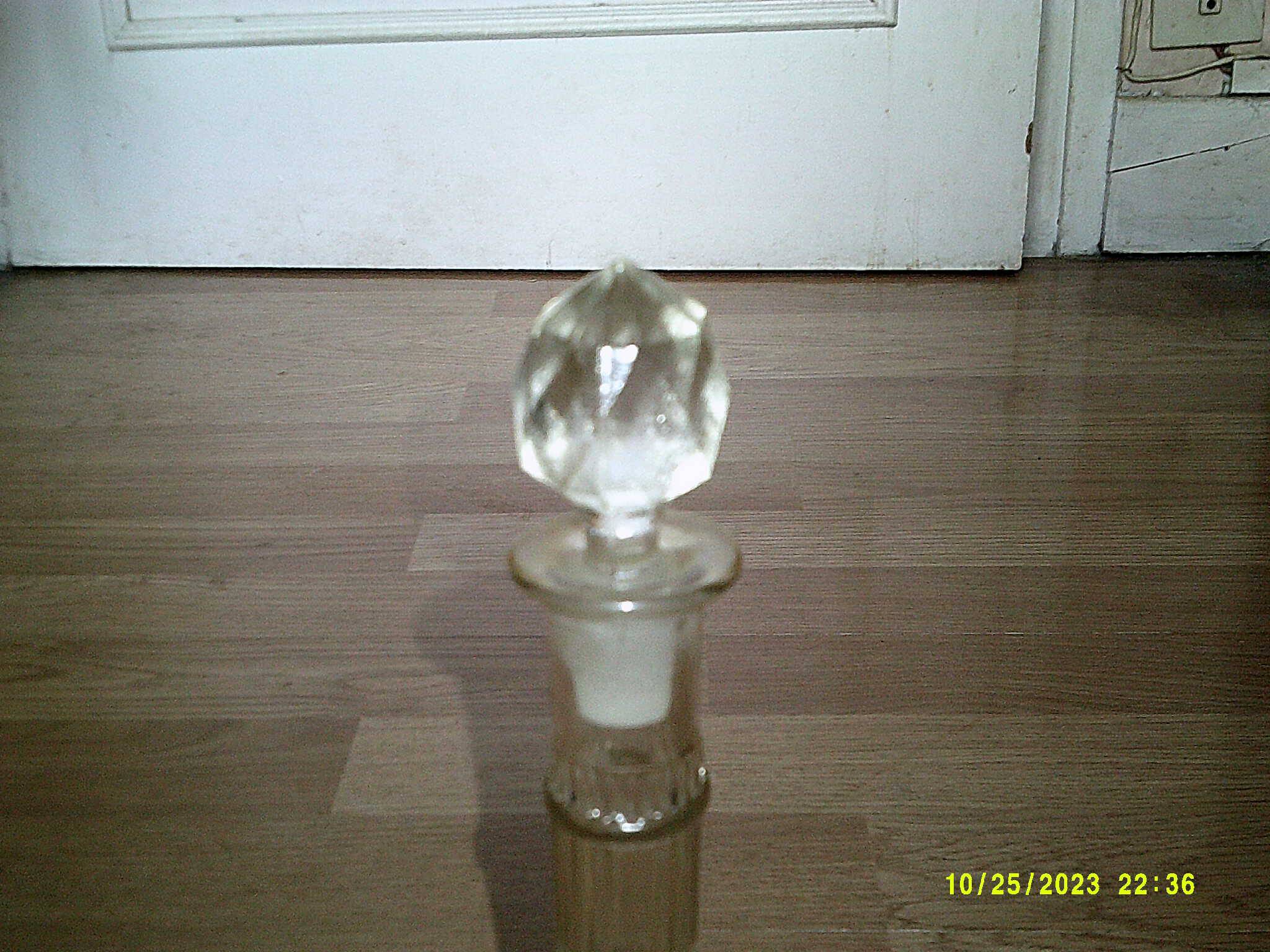 carafe en verre moulé 19 ème siècle