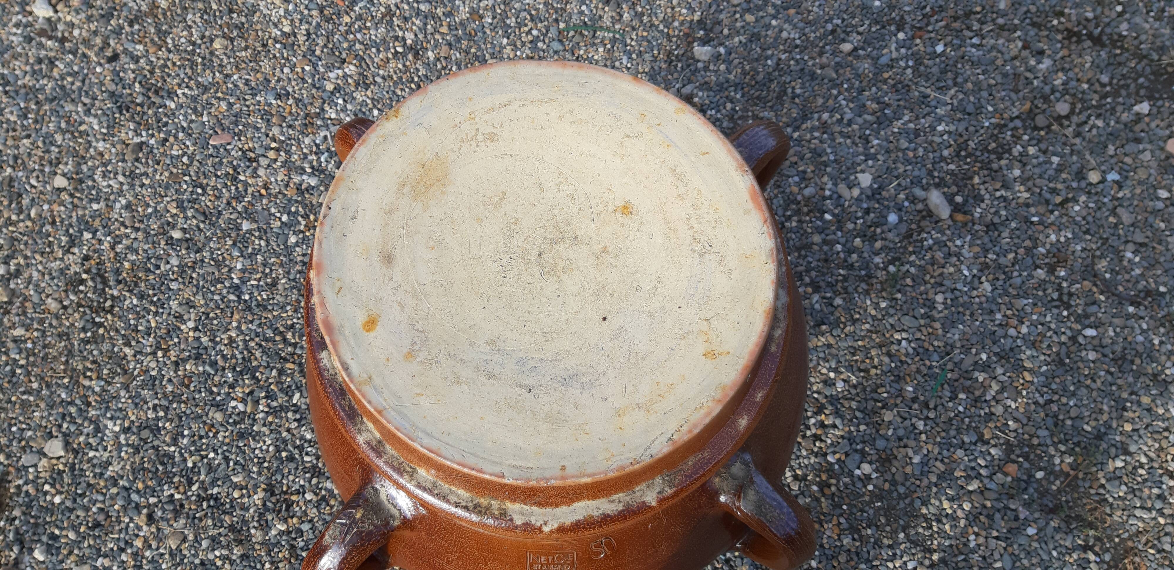 Saloir in sandstone 4 handles and lid