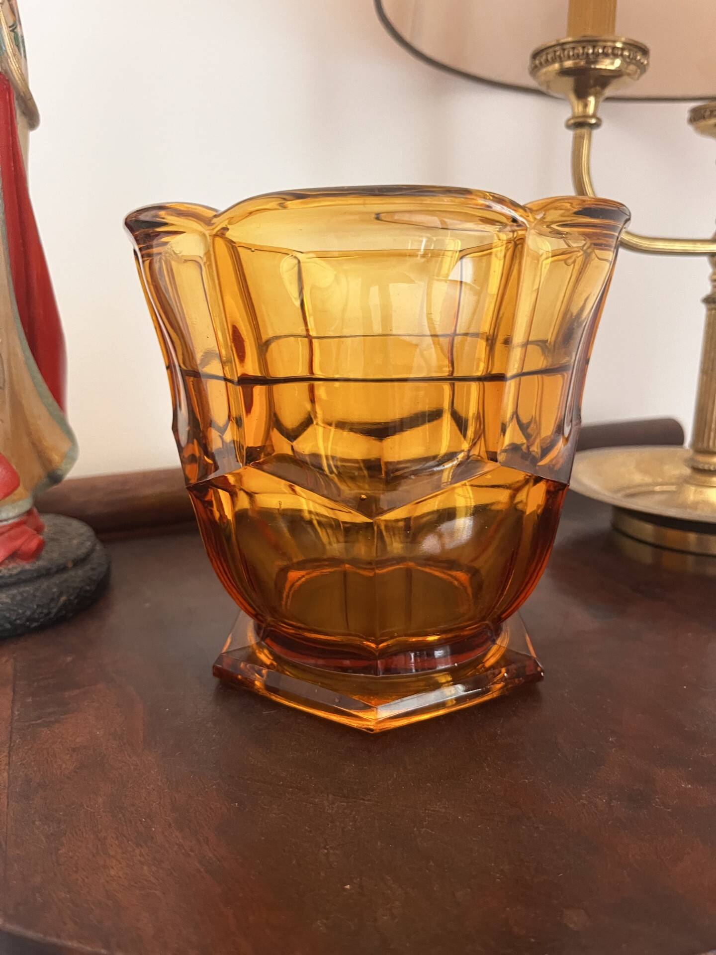 Vase en verre ambré