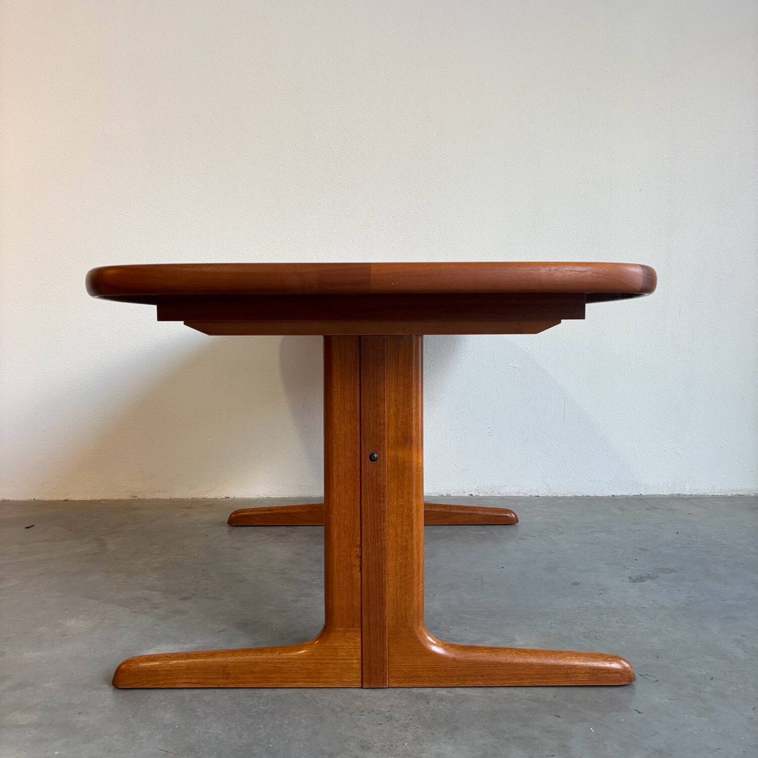 Vintage Skovby extendable oval table teak