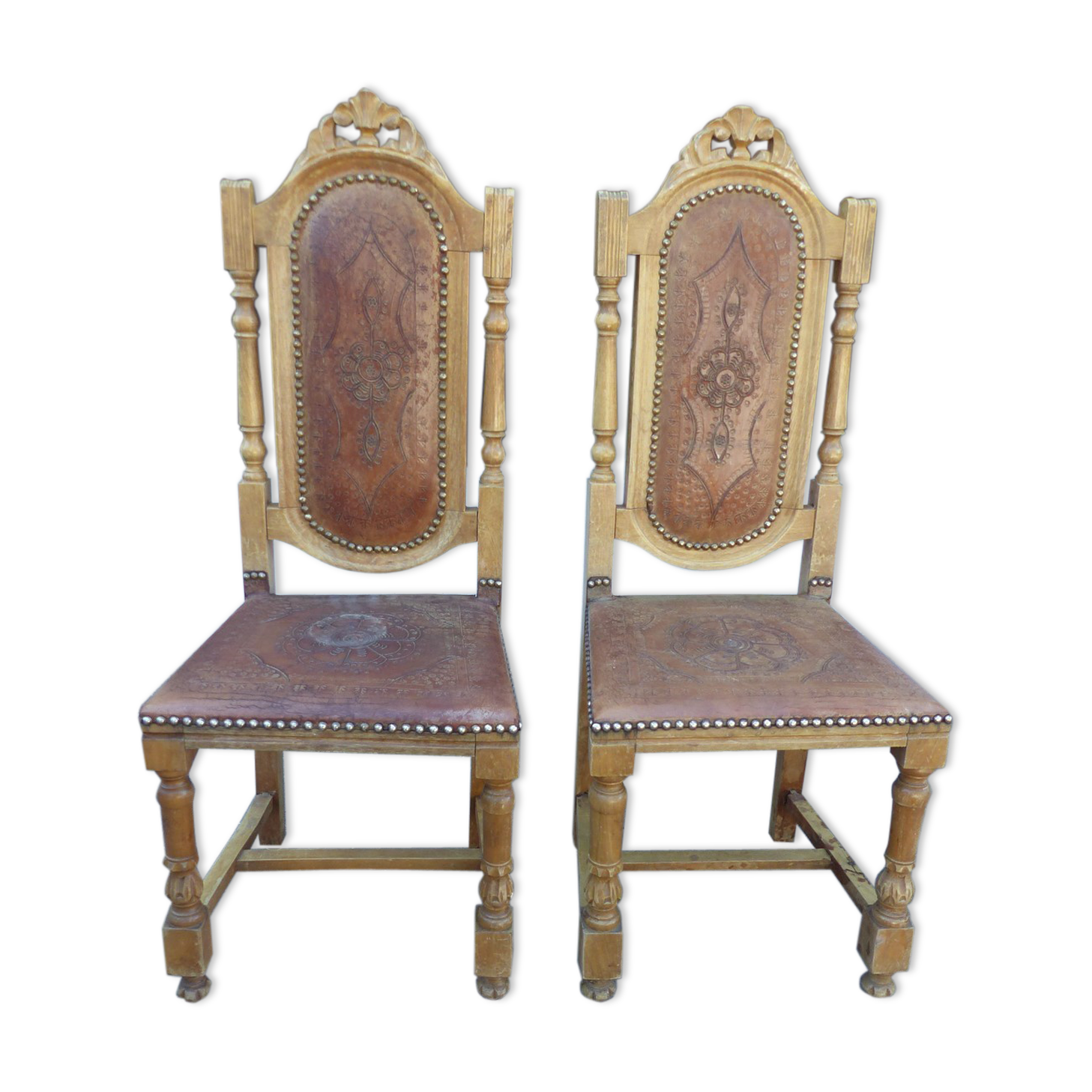 Lot of 2 old chairs in carved wood and leather