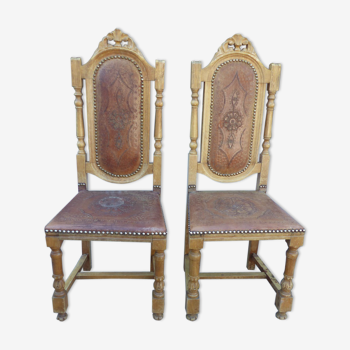 Lot de 2 chaises anciennes en bois sculpté et cuir