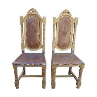 Lot de 2 chaises anciennes en bois sculpté et cuir