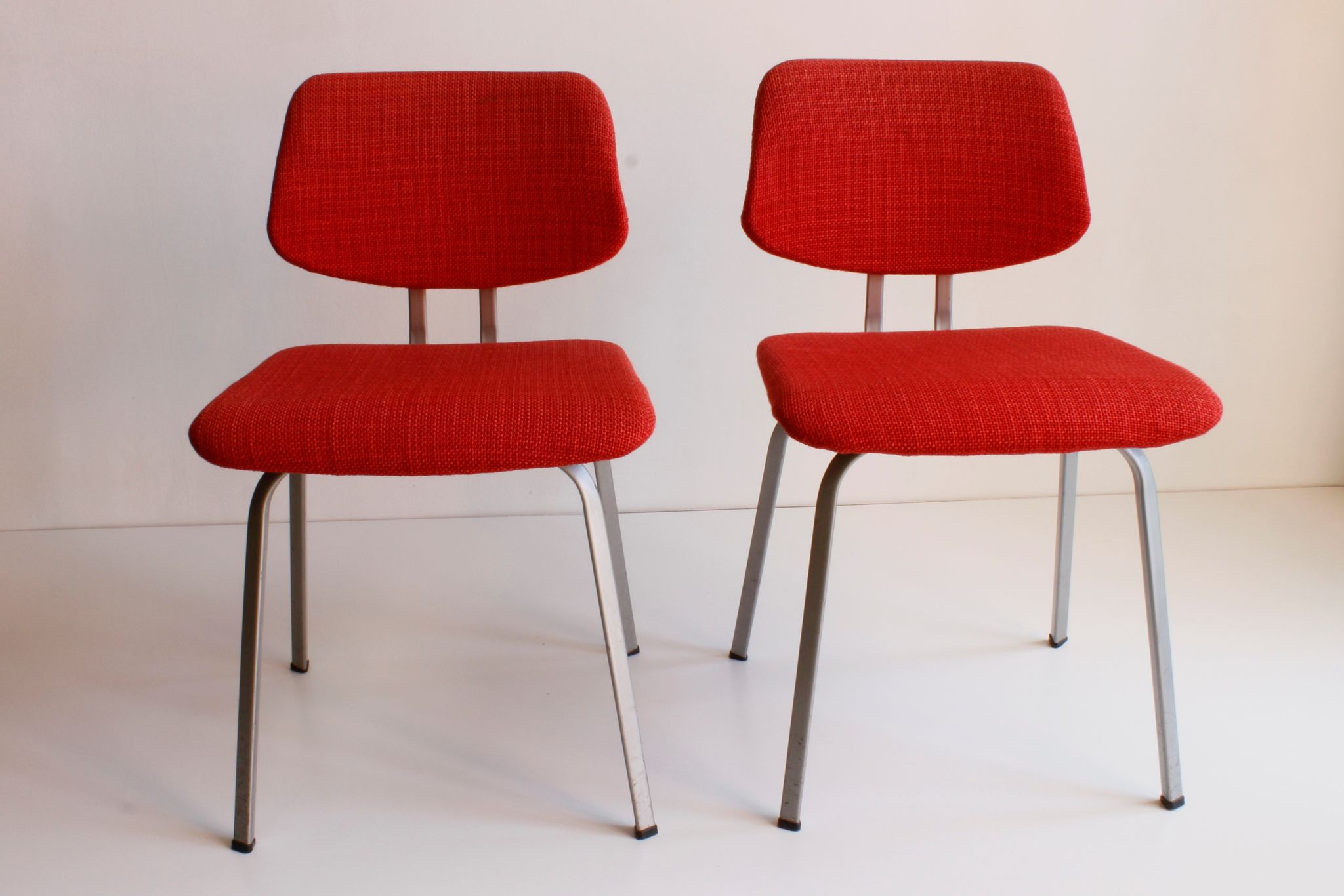 Red chairs by Friso Kramer for Ahrend De Cirkel, Set of 2