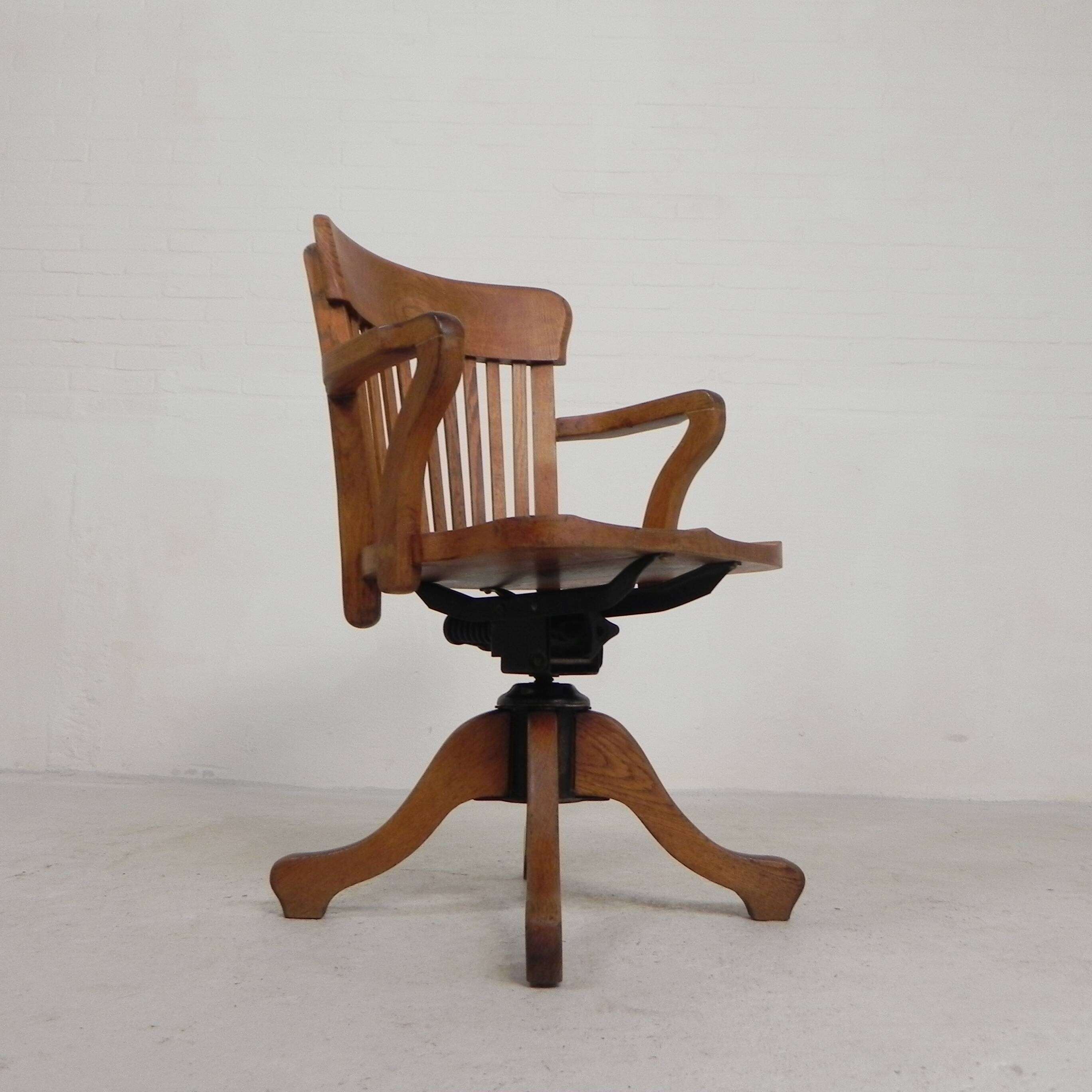 Oak office chair with adjustable spring system and height adjustment, 1950s.