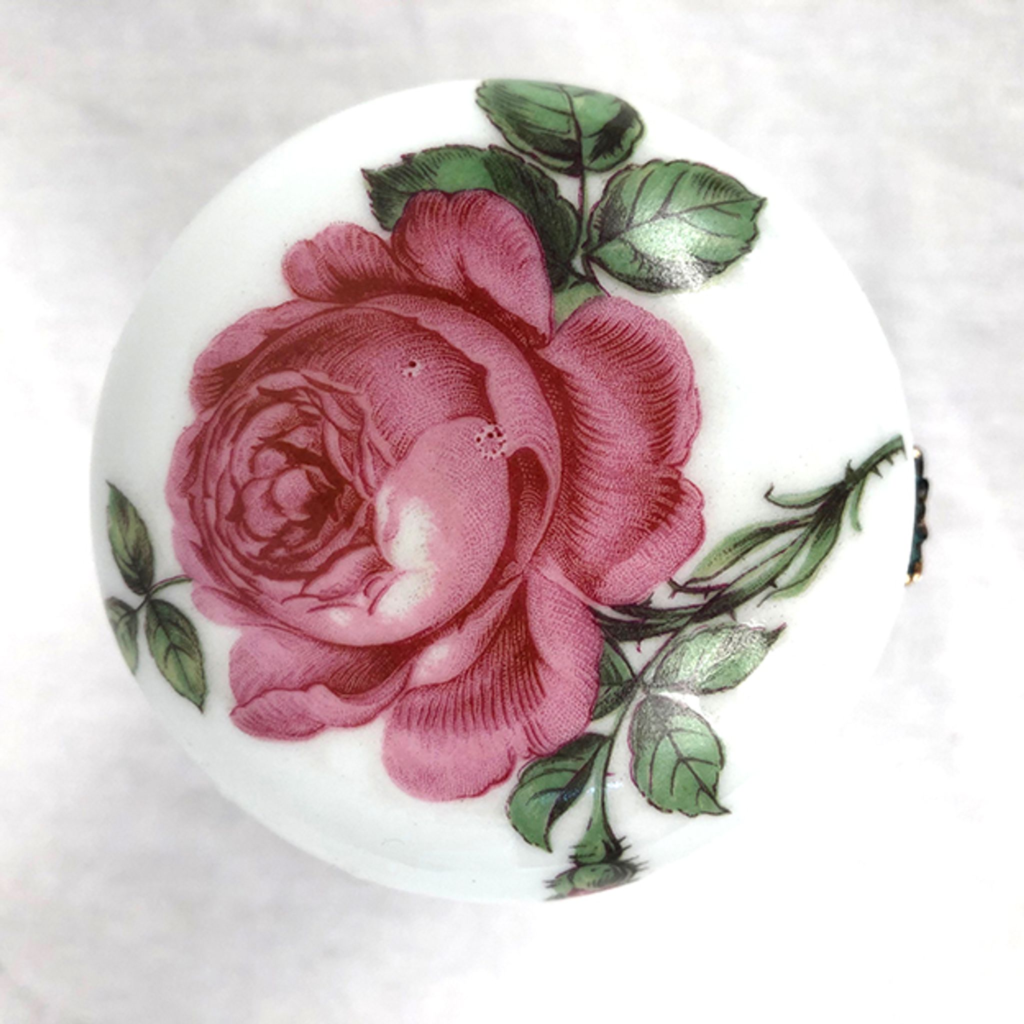Porcelain box with lid, decorated with roses. Limoges, Singer circa 1950