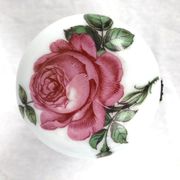 Porcelain box with lid, decorated with roses. Limoges, Singer circa 1950