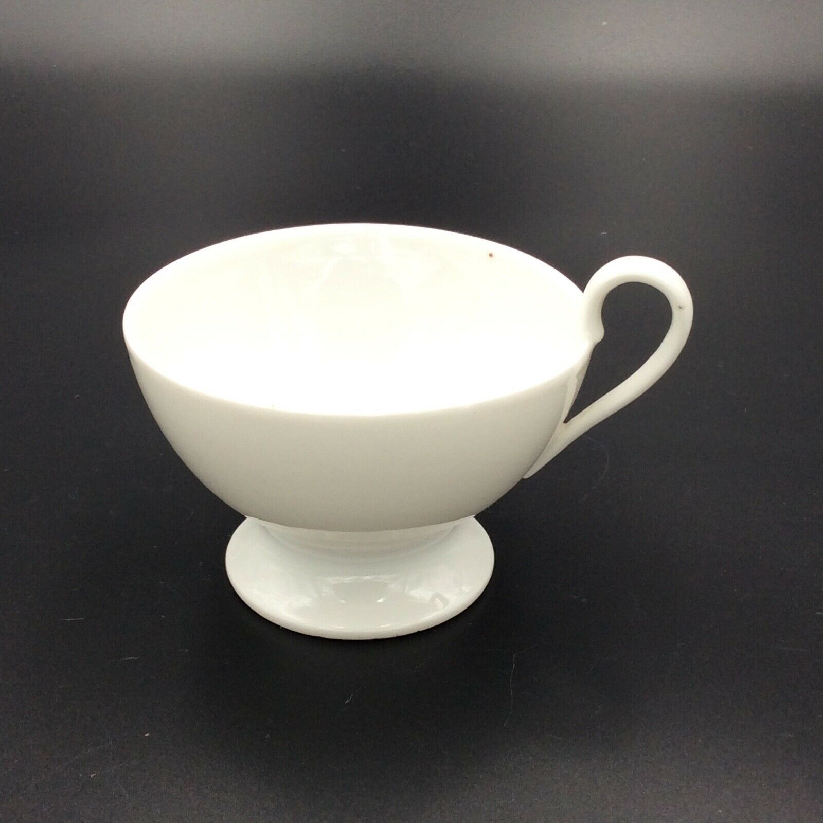 Tasse blanche de style empire XlXème, Porcelaine de Paris