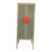 Armoire vintage en métal vert sauge à portes ajourées et poignées corail