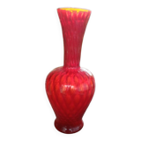 Vase en verre opalin rouge
