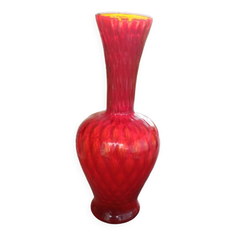 Vase en verre opalin rouge