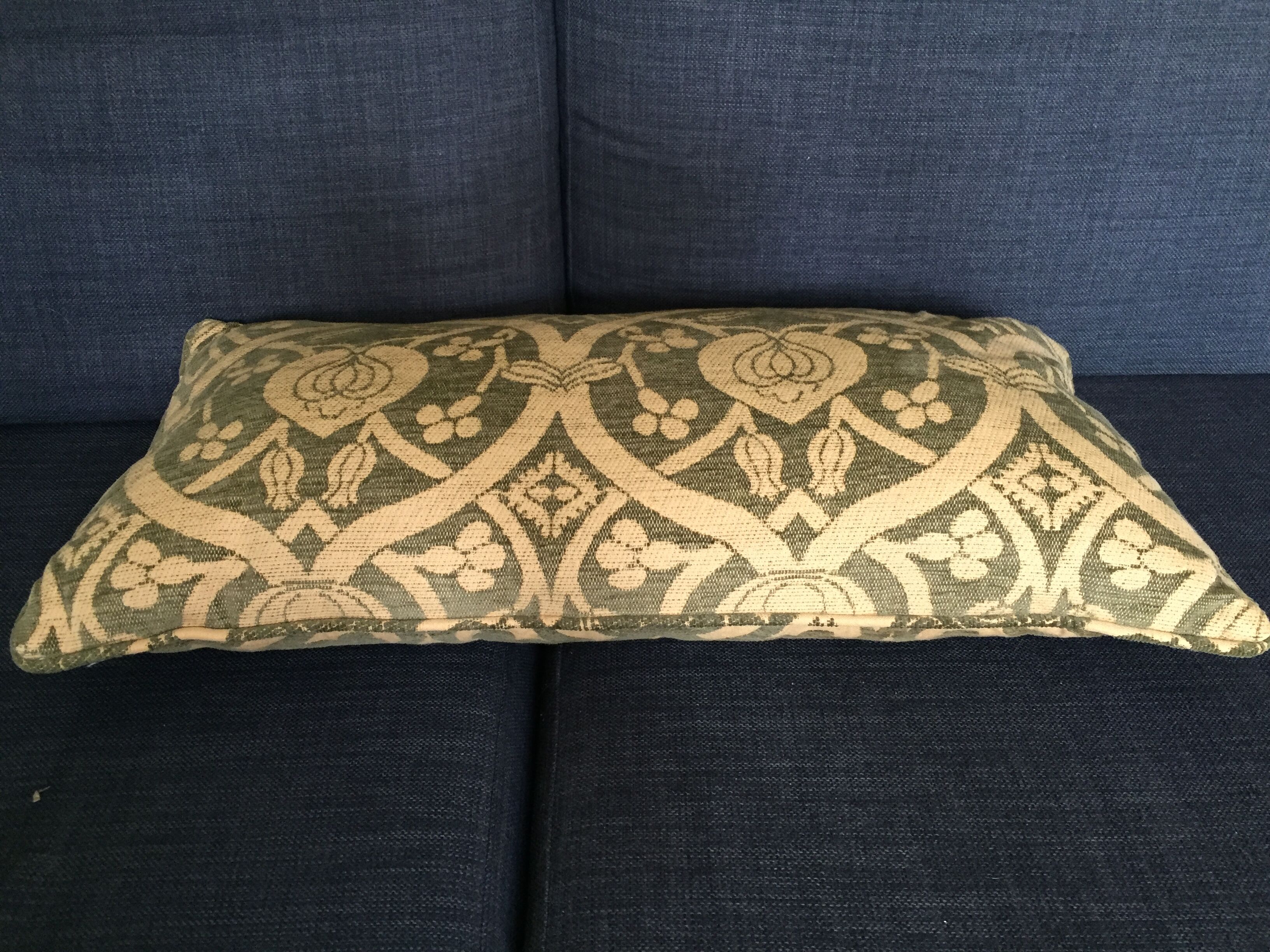 Decorative pillow case in velvet with ottoman turkish 16th century motifs