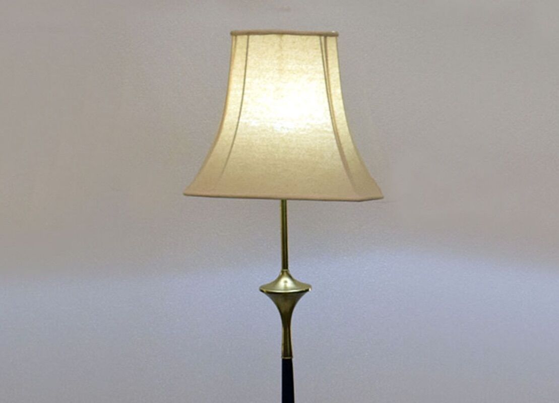 Lampadaire en acajou et laiton, années 1950