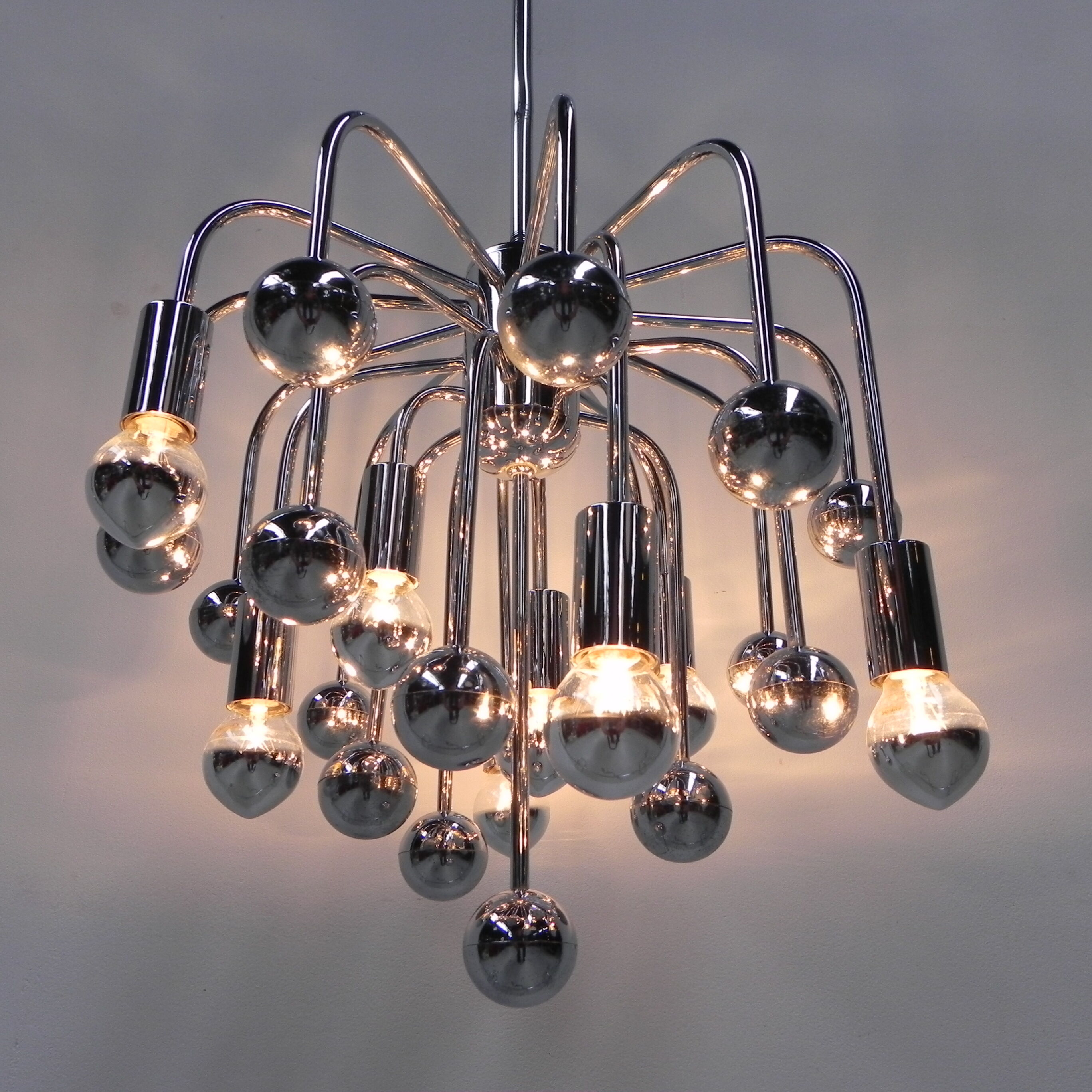 Suspension Spoutnik vintage avec 9 points lumineux et 16 globes chromés