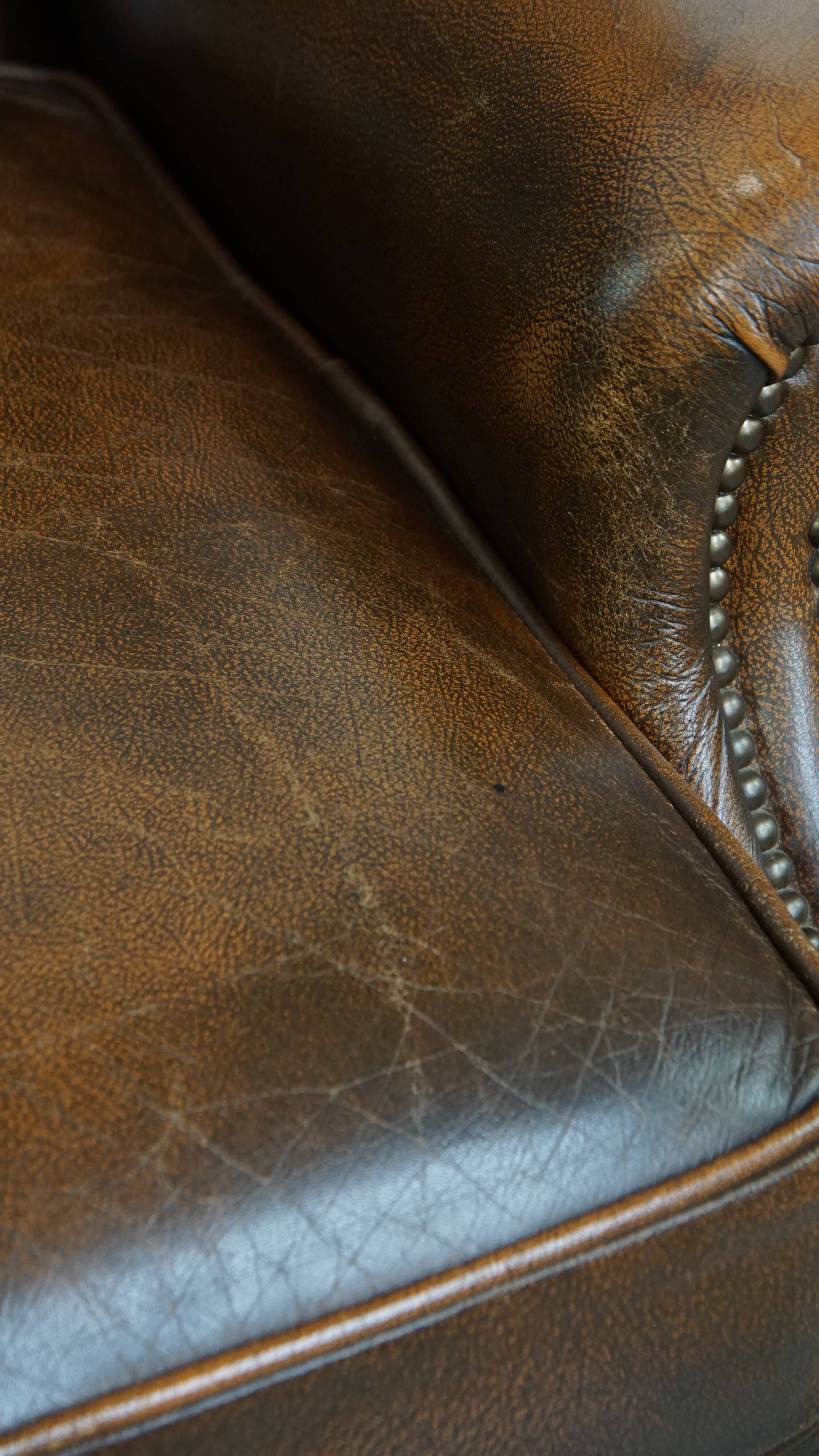 Fauteuil Chesterfield en cuir de vache marron de style anglais
