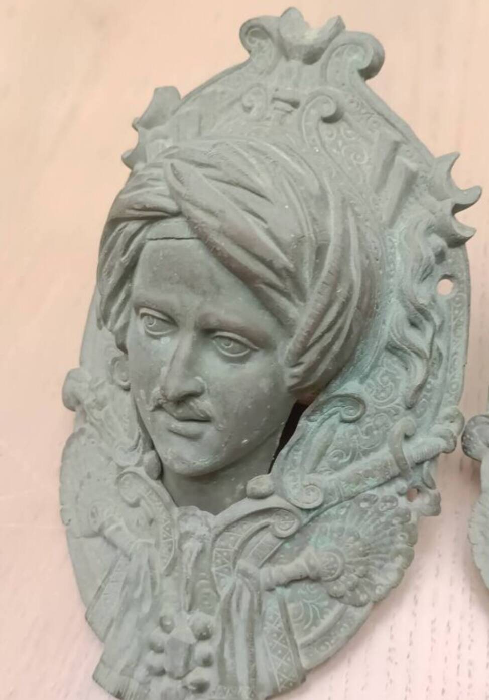 Billiard corner, bronze door knocker