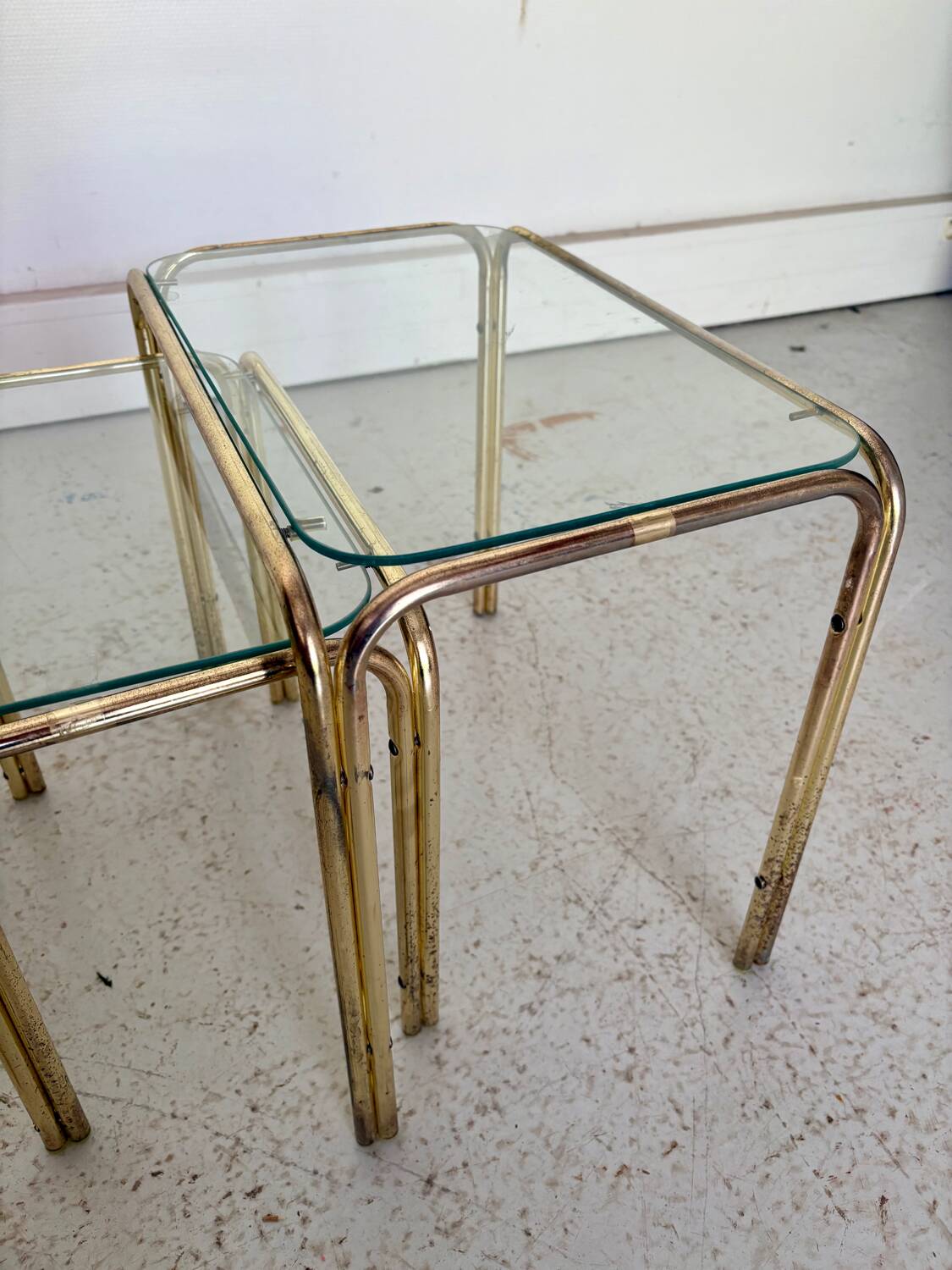 Vintage nesting tables in brass and glass from the 70s – set of 3