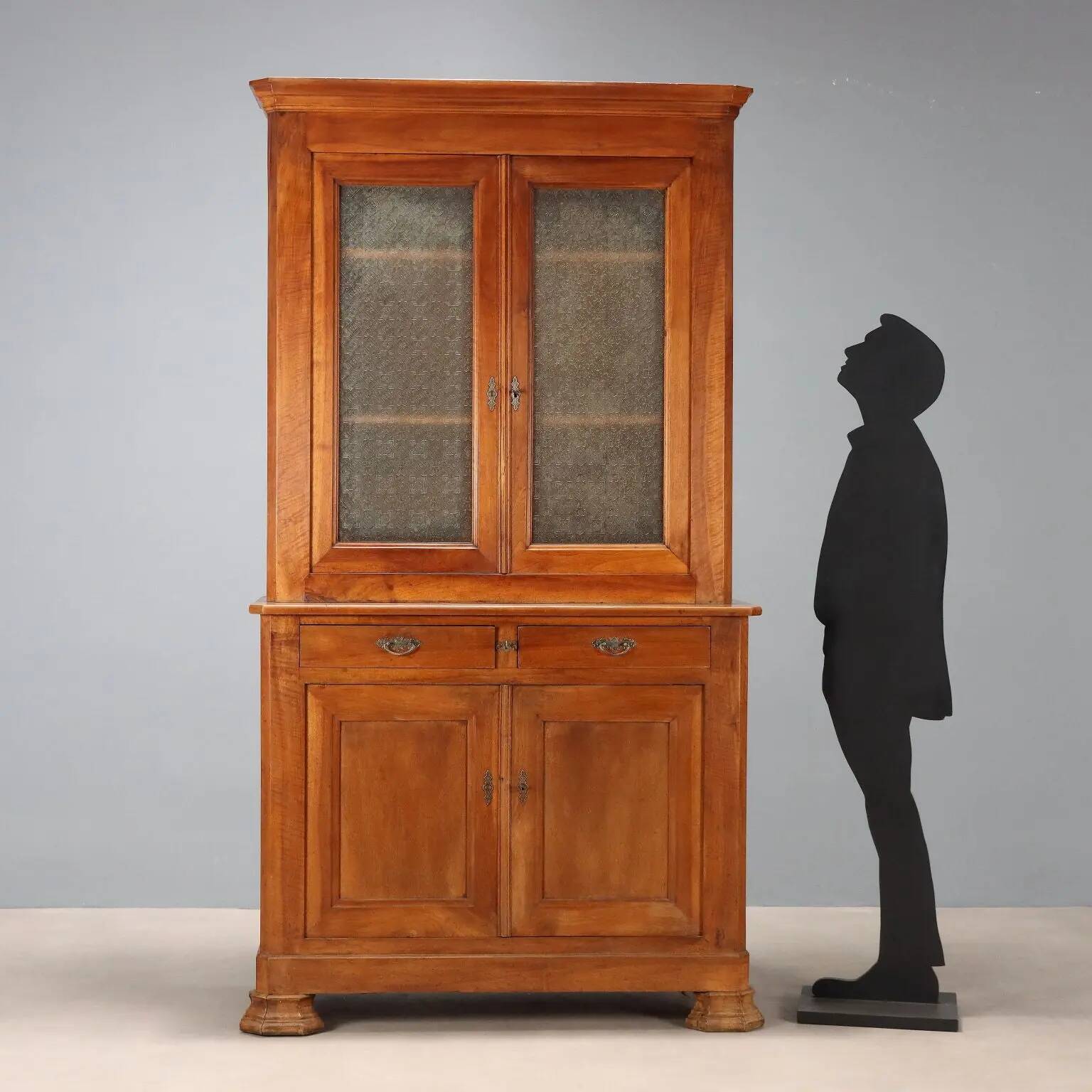 Armoire ancienne en noyer avec portes et tiroirs en verre, France, 18ème s