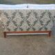 Canapé 2 places en bois massif et tissu convertible