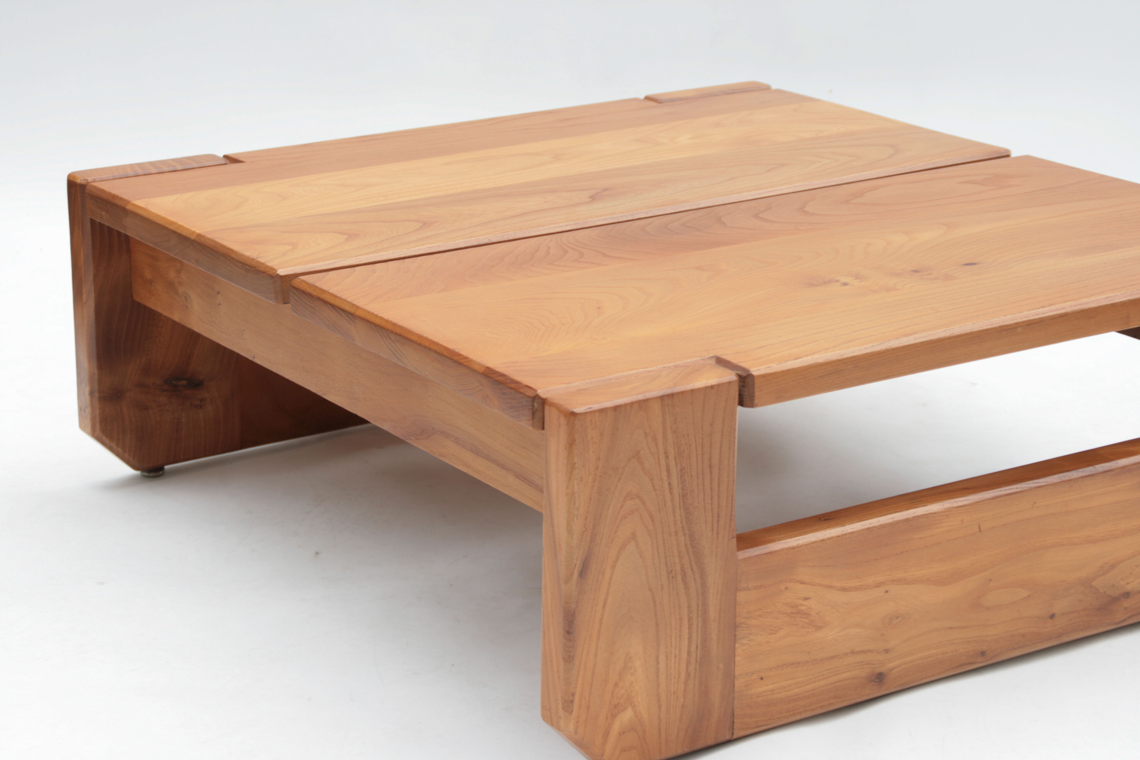 Table basse en orme par la Maison Regain, 1960