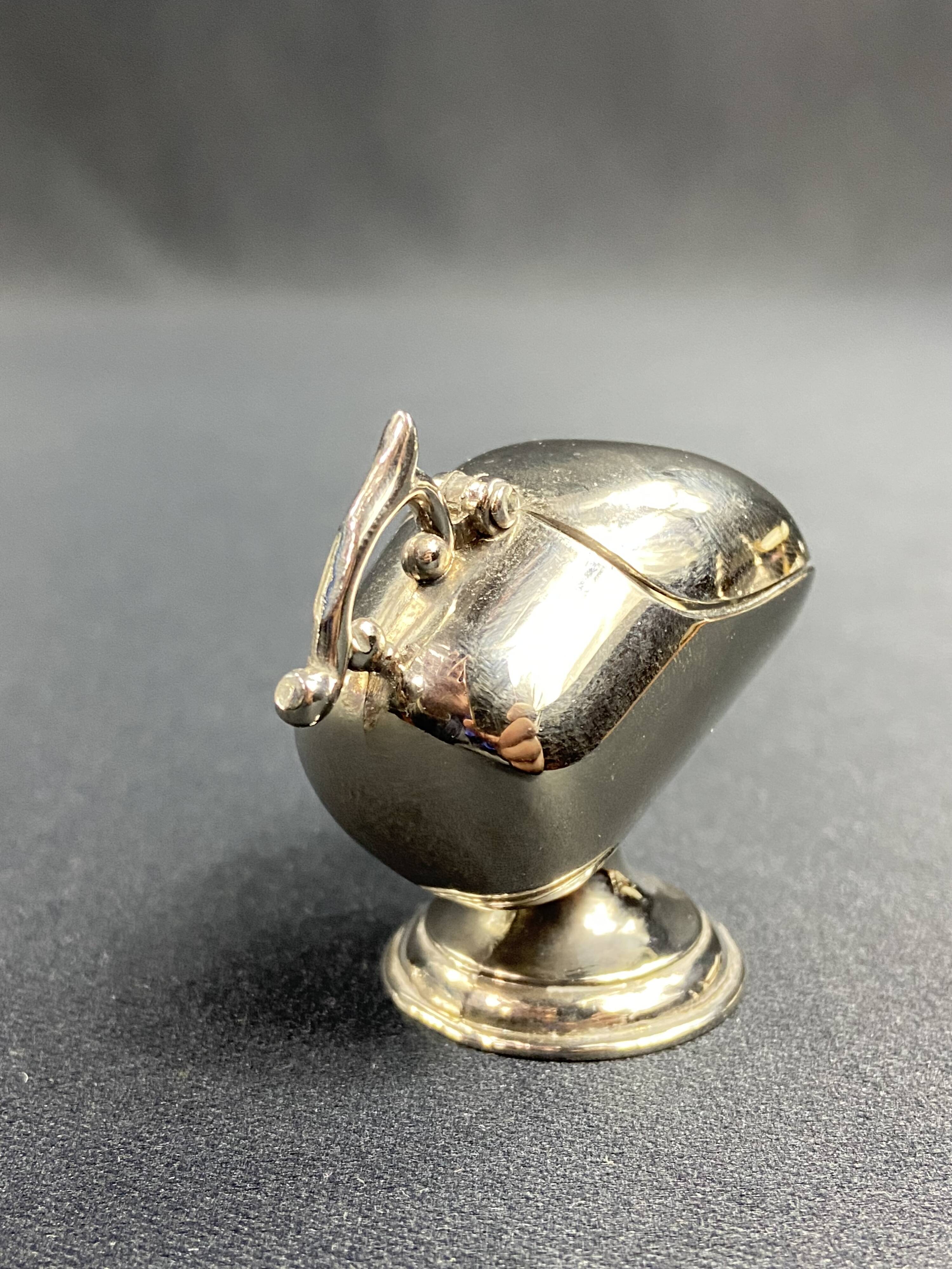 Individual ashtray with metal clasp