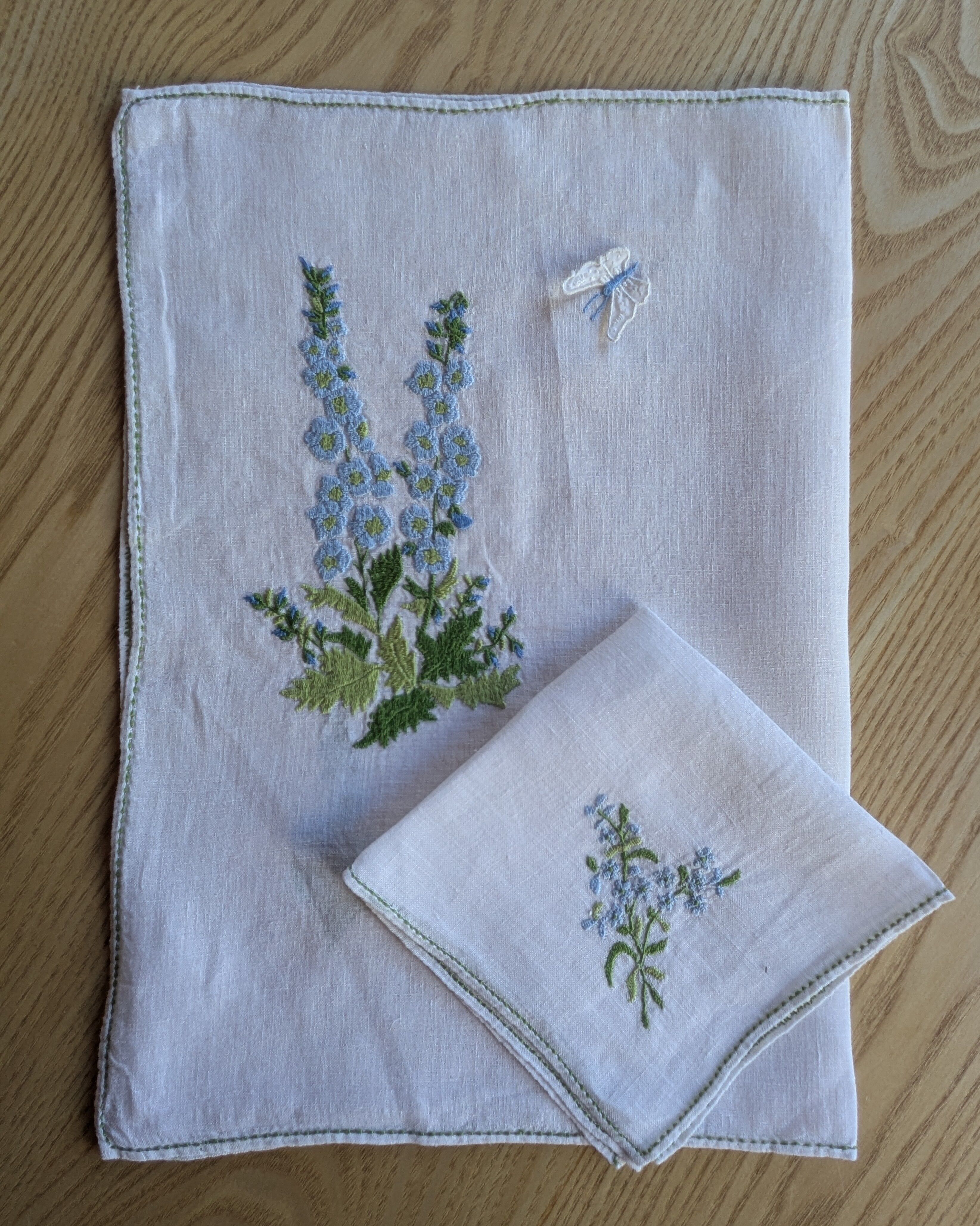 Duo de table brodé main en voile de lin – Delphiniums & Papillon