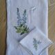 Duo de table brodé main en voile de lin – Delphiniums & Papillon
