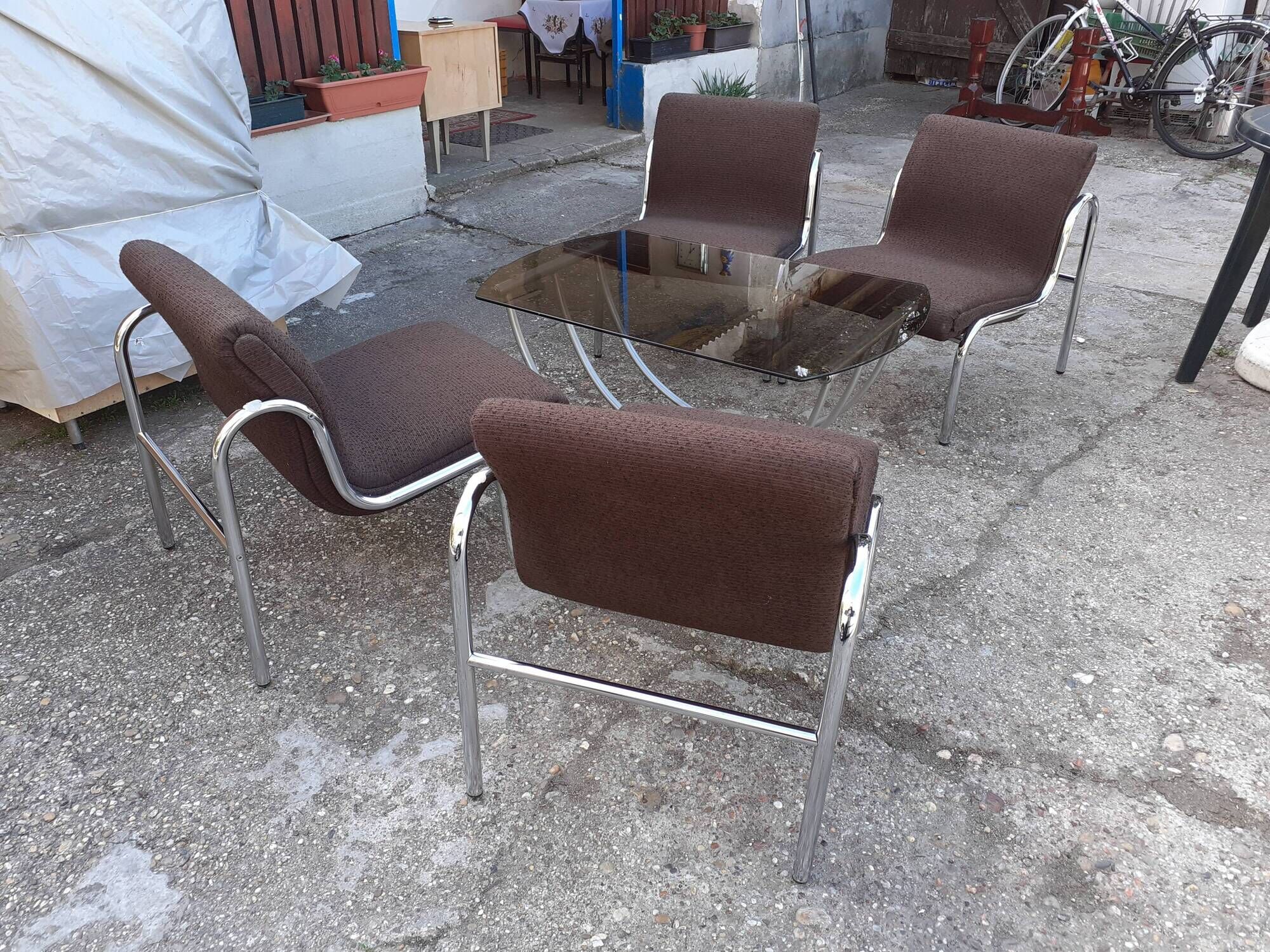 Fauteuils et table des années 1970 design hongrois