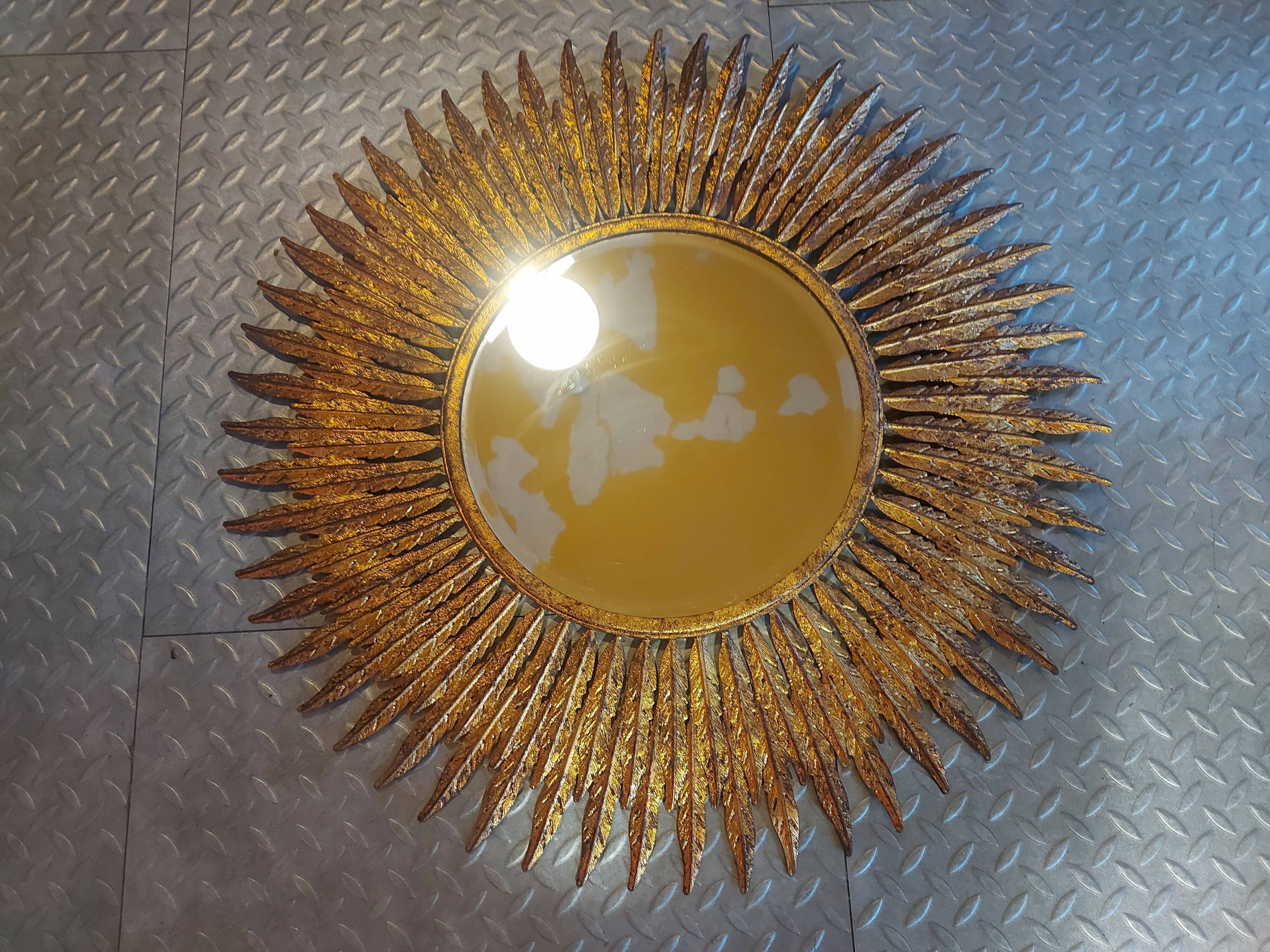 Miroir soleil en métal doré 62cm