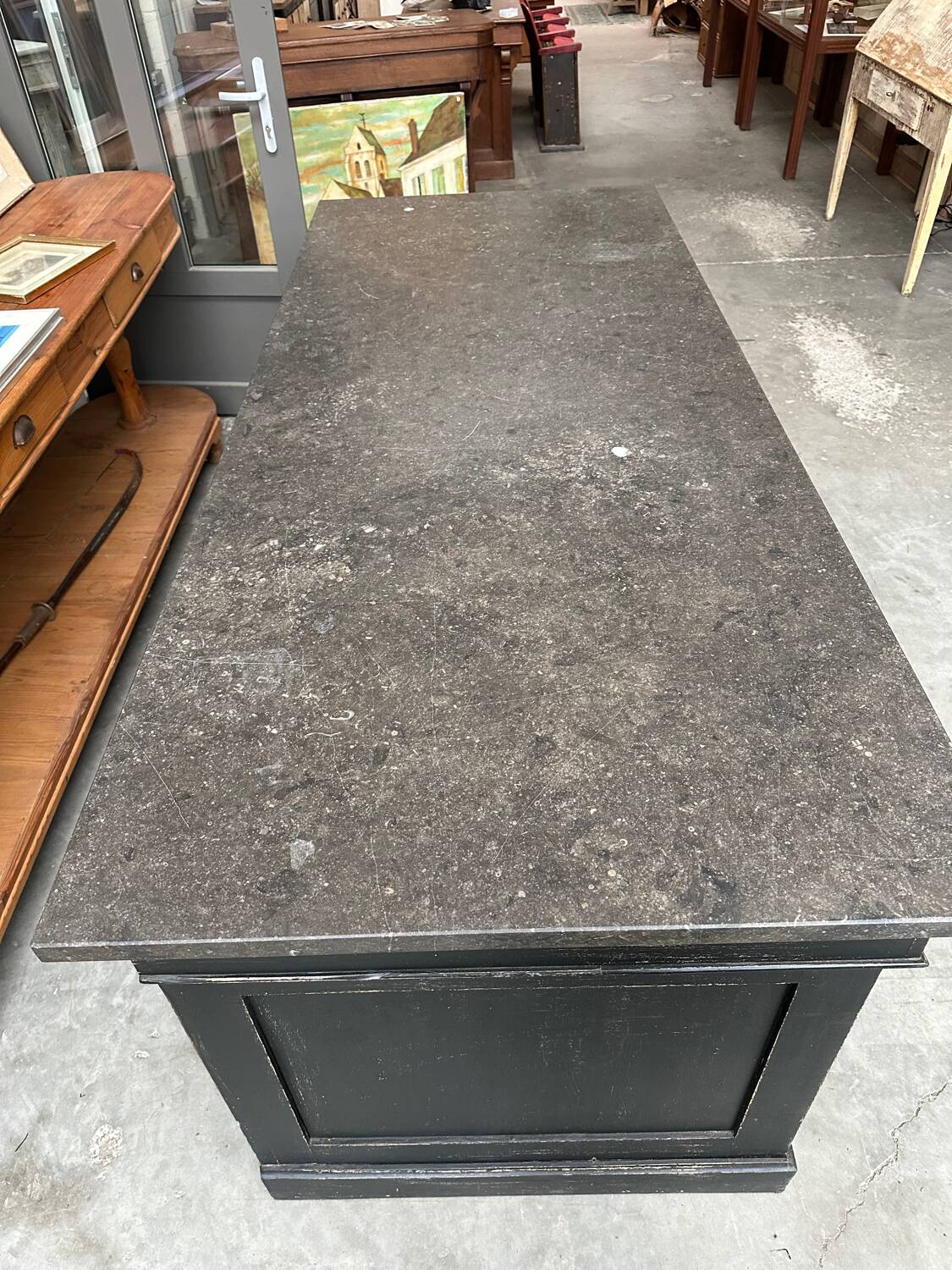 Ilot de magasin recouvert d’une pierre bleue