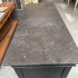 Ilot de magasin recouvert d’une pierre bleue