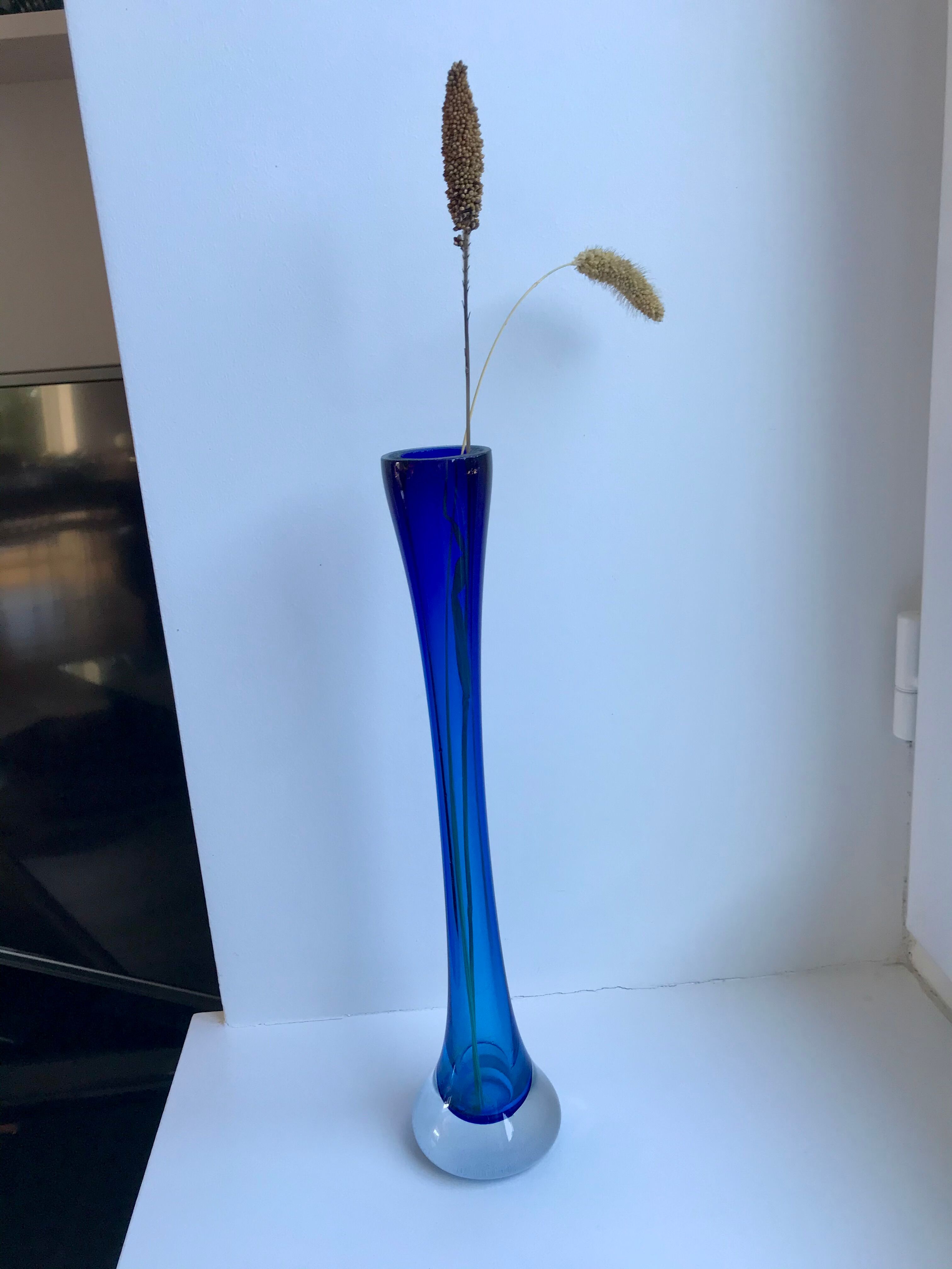 Vase soliflore en verre bleu roi années 70