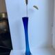 Vase soliflore en verre bleu roi années 70