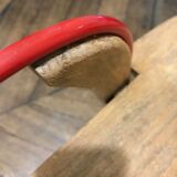 Table basse bois à deux poignées et scoubidou jaune
