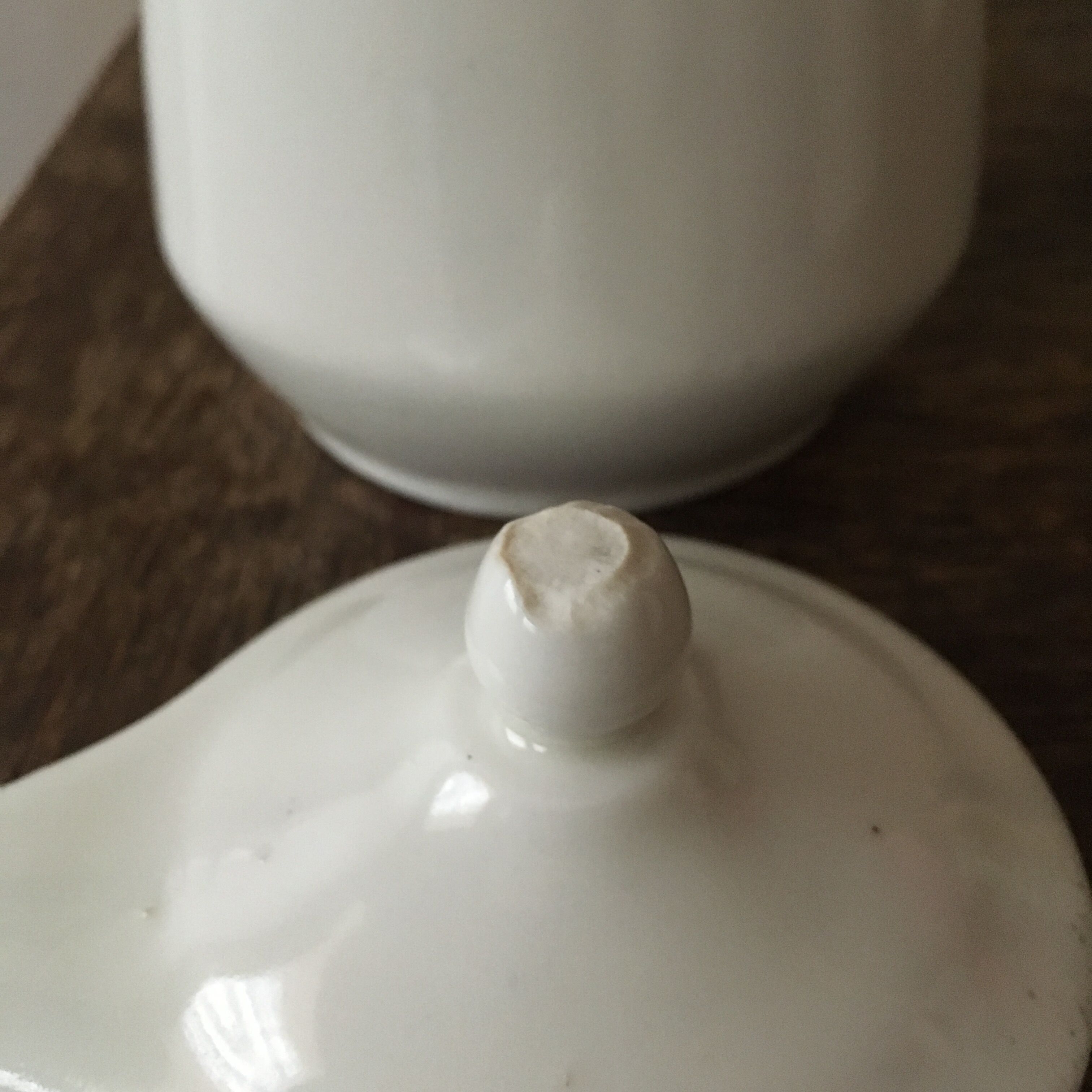 Cafetiere in fire porcelain or white sandstone (P. precious) of Grigny