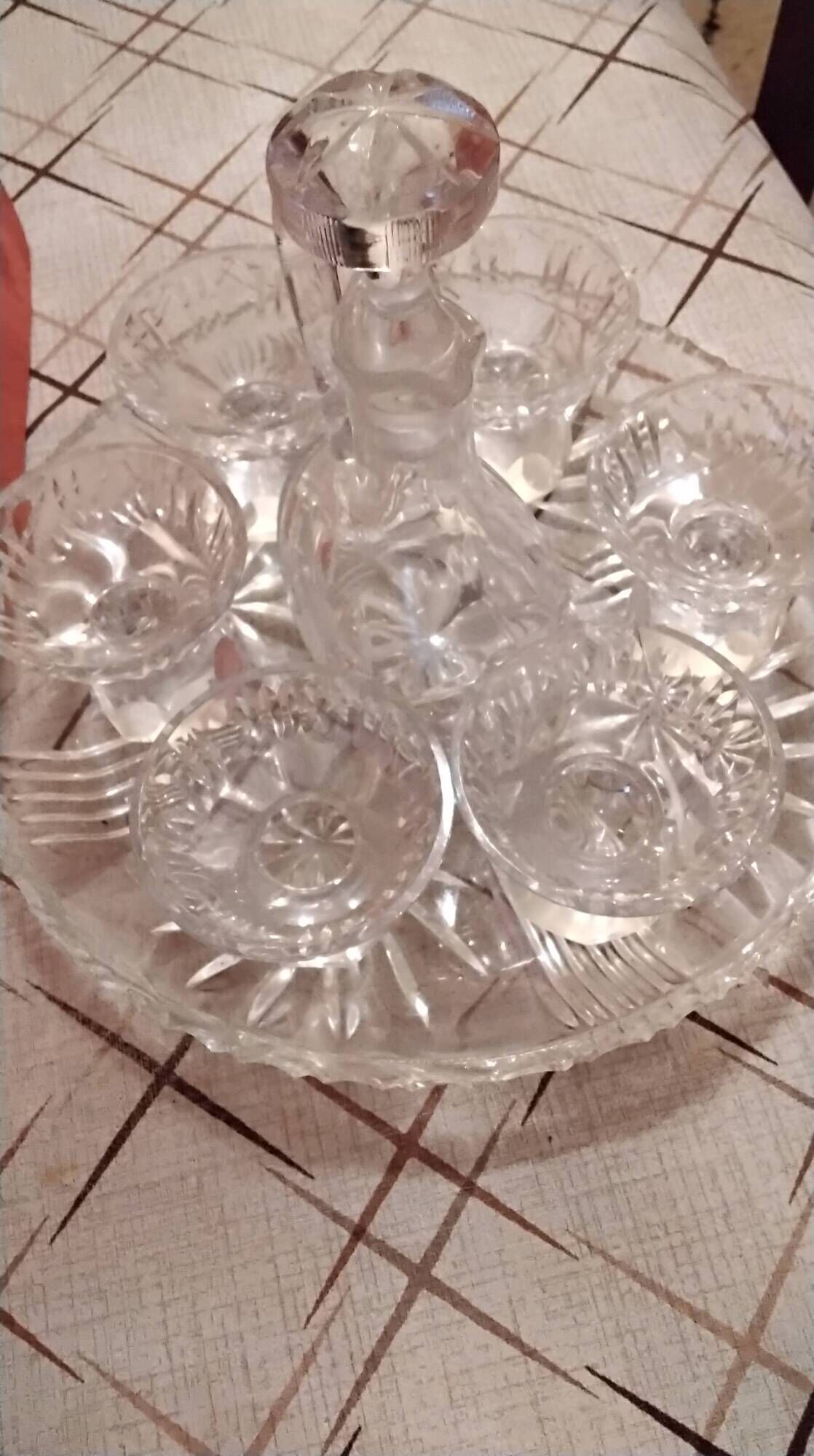 Service 1 carafe, 6 glasses and 1 tray in crystal.