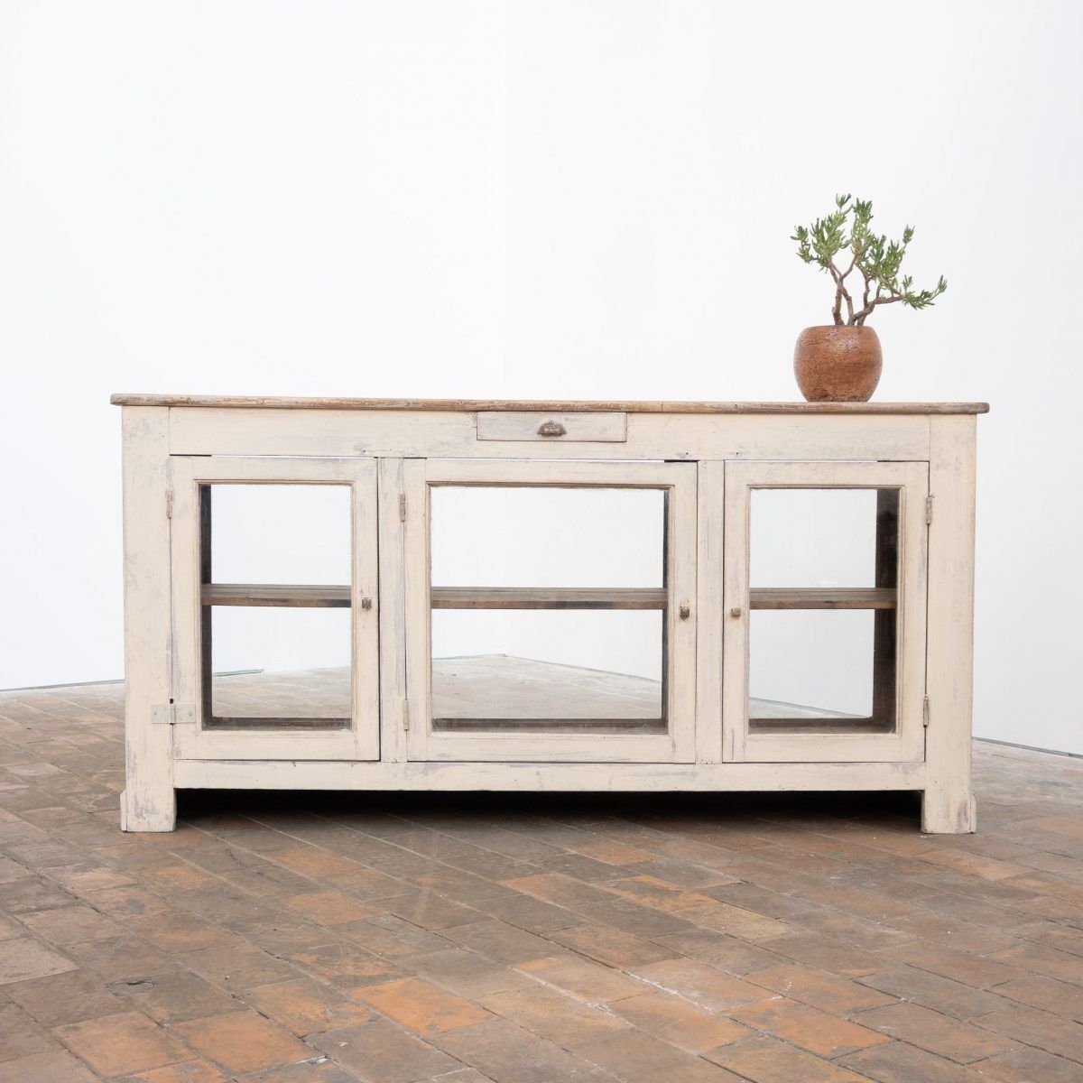 Ancien comptoir vitrine en bois peint – début XXe siècle