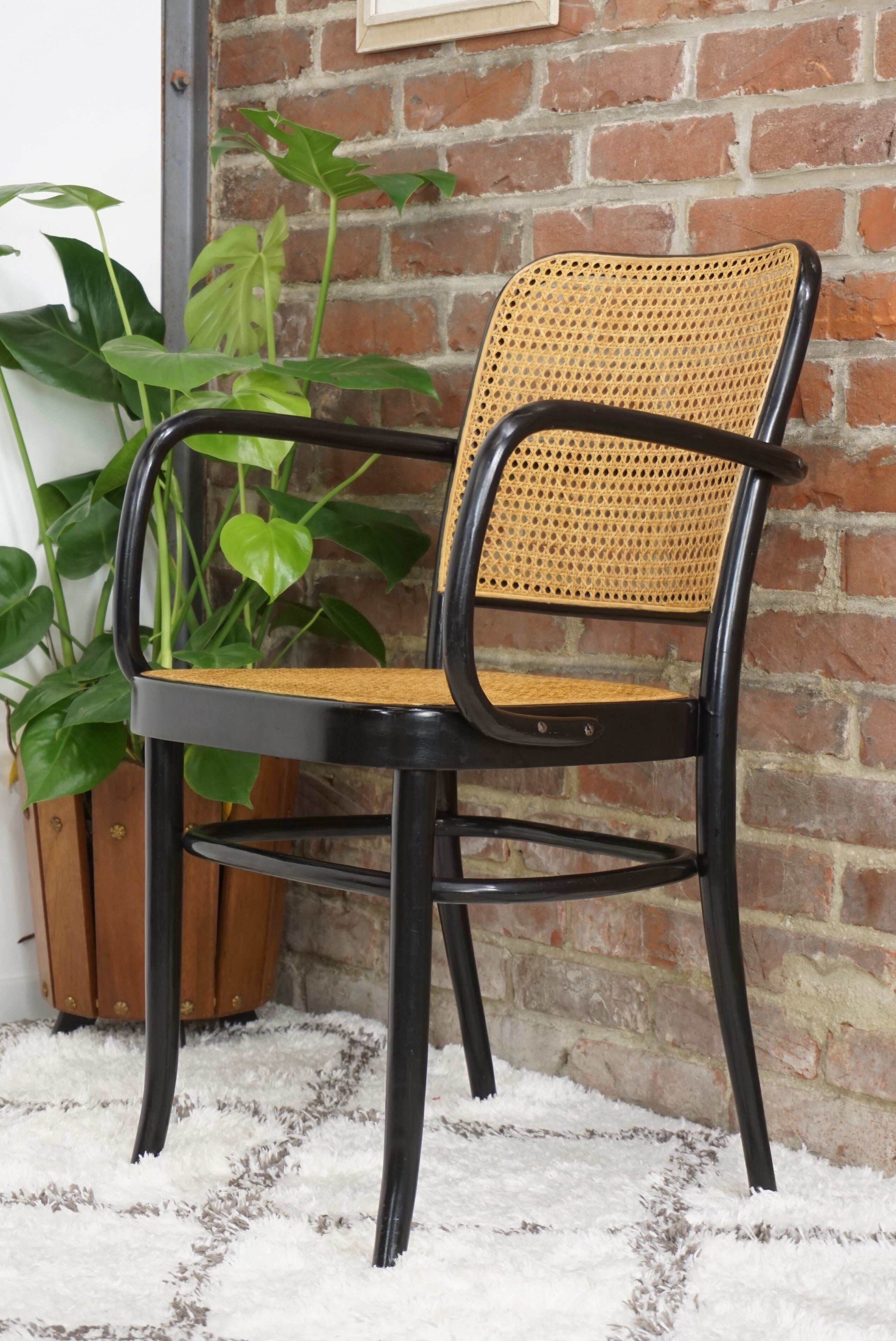 Fauteuil 811 design Josef Hoffmann en bois courbé noir et cannage